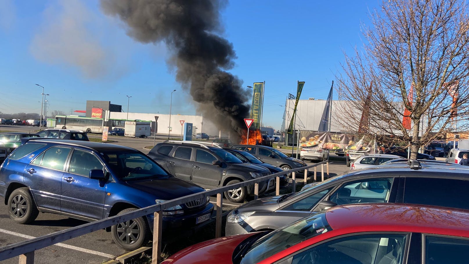 Groß-Alarm für Feuerwehr! Auto in EKZ in Vollbrand