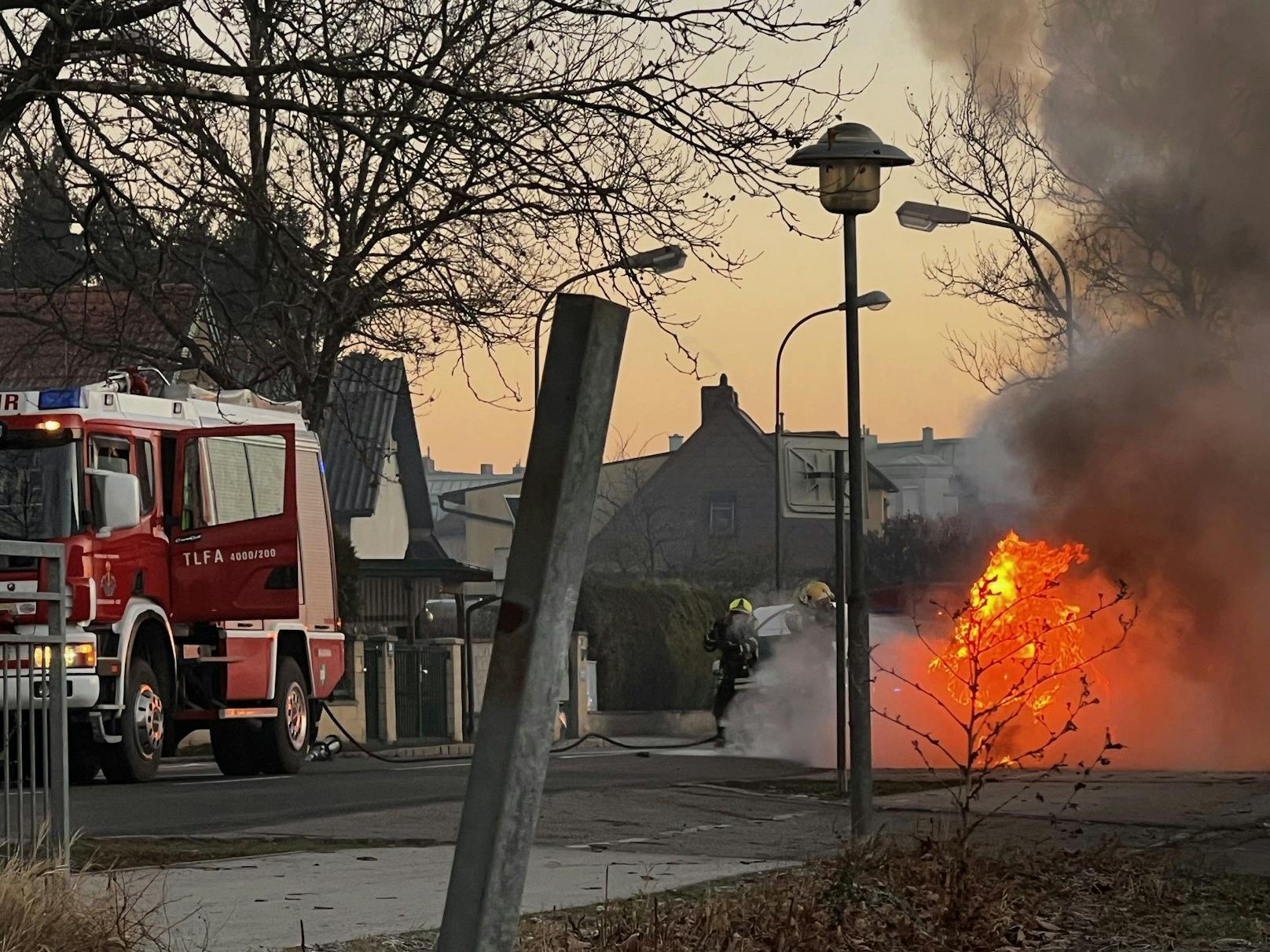 Das Auto stand mitten im Ortsgebiet in Vollbrand.