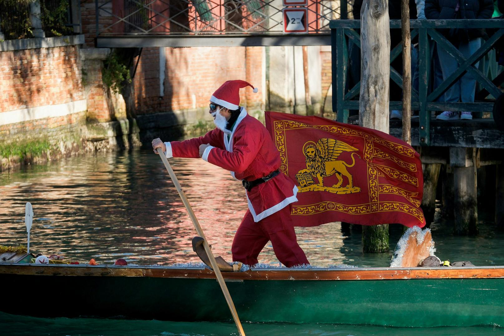 Am Sonntag stand der "Canale Grande" in Venedig wieder ganz im Zeichen der traditionellen Weihnachtsregatta.