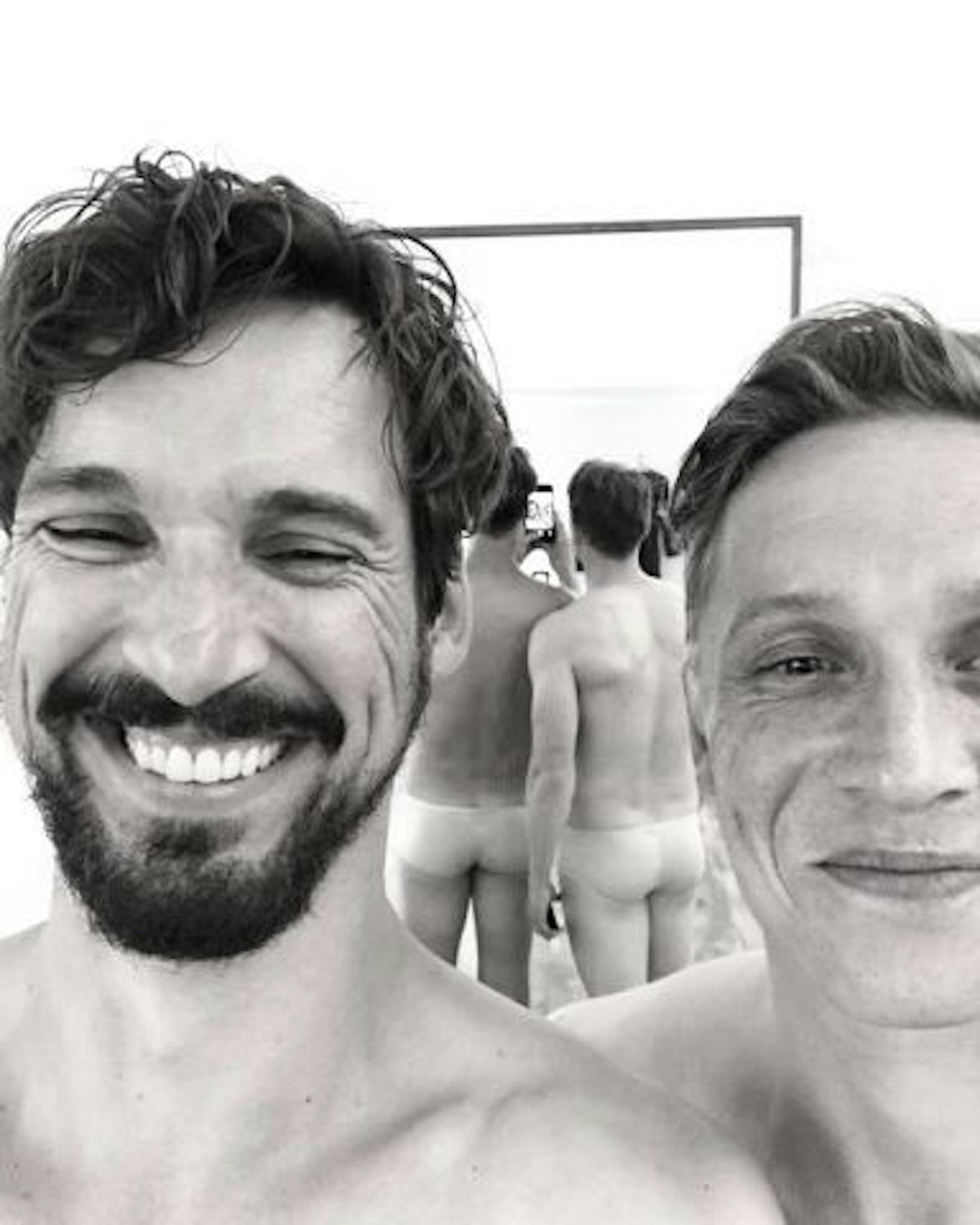 Auf diesem Bild von Florian David Fitz und Matthias Schweighöfer muss man genauer hinsehen, damit man erkennt, dass sie nicht komplett nackt sind.