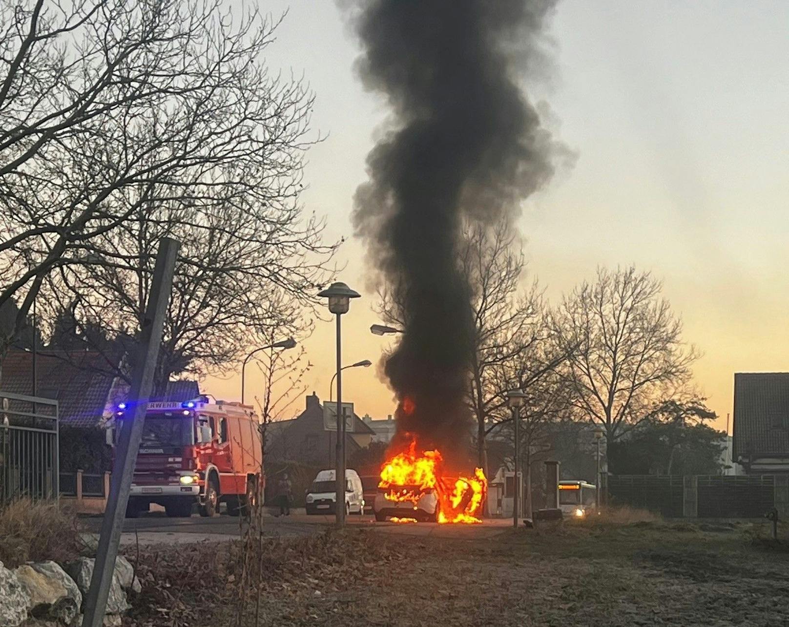 Das Auto ging plötzlich in Flammen auf.