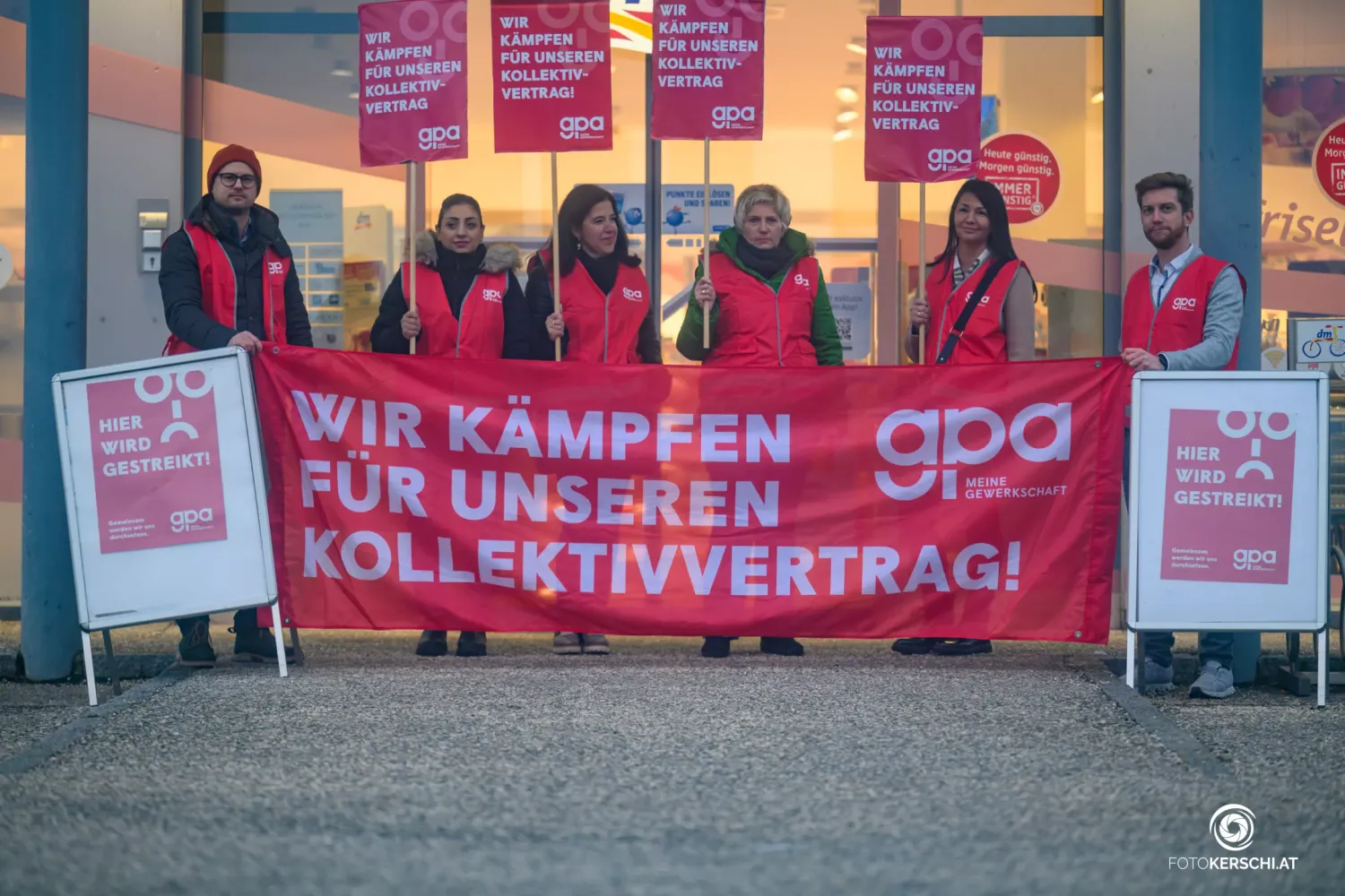 Protestierende machten ihrem Ärger vor der DM-Filiale in Ansfelden (Bez. Linz-Land) Luft.