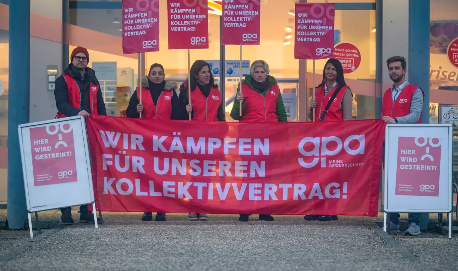 Protestierende machten ihrem Ärger vor der Hofer-Filiale in Ansfelden (Bez. Linz-Land) Luft.