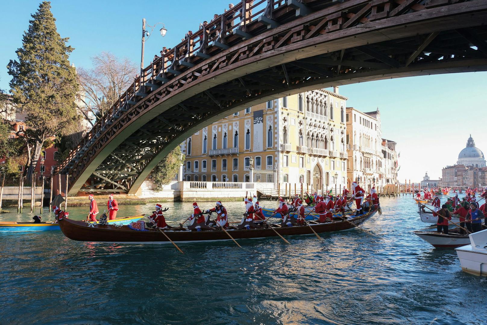 Am Sonntag stand der "Canale Grande" in Venedig wieder ganz im Zeichen der traditionellen Weihnachtsregatta.