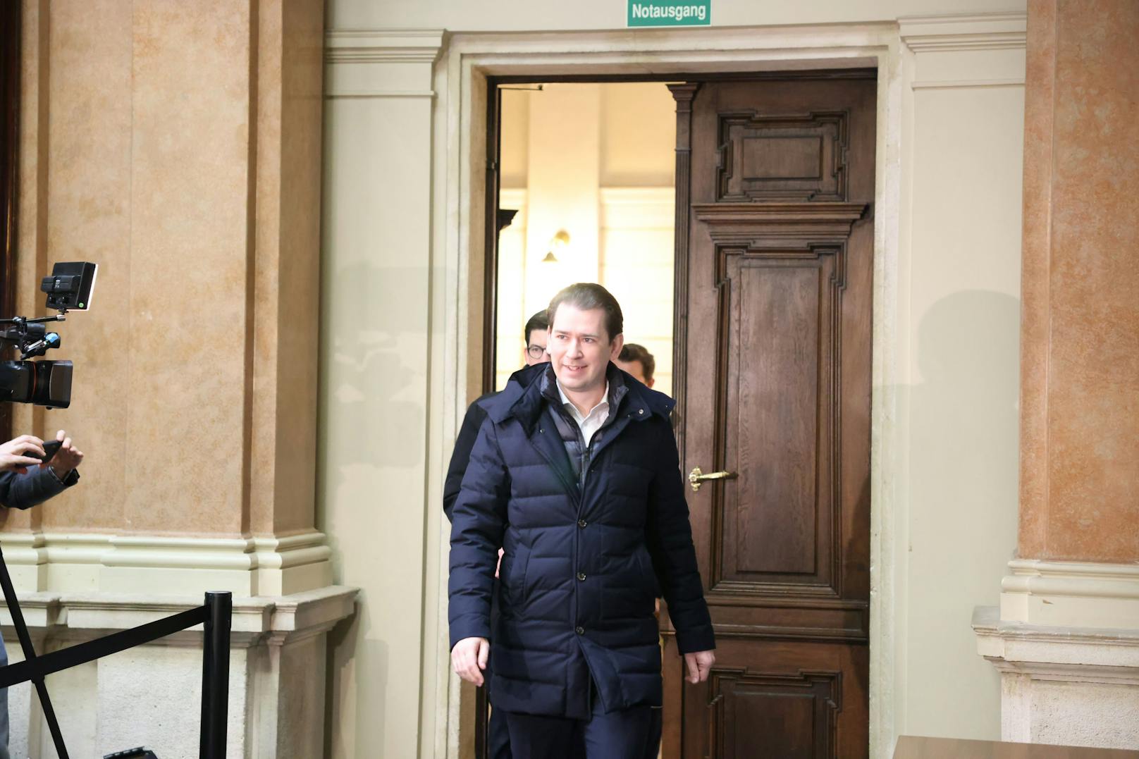 Prominent besetzt ist am Montag der Prozess gegen Ex-Bundeskanzler Sebastian Kurz (ÖVP) wegen Falschaussage im Ibiza-U-Ausschuss weitergegangen.