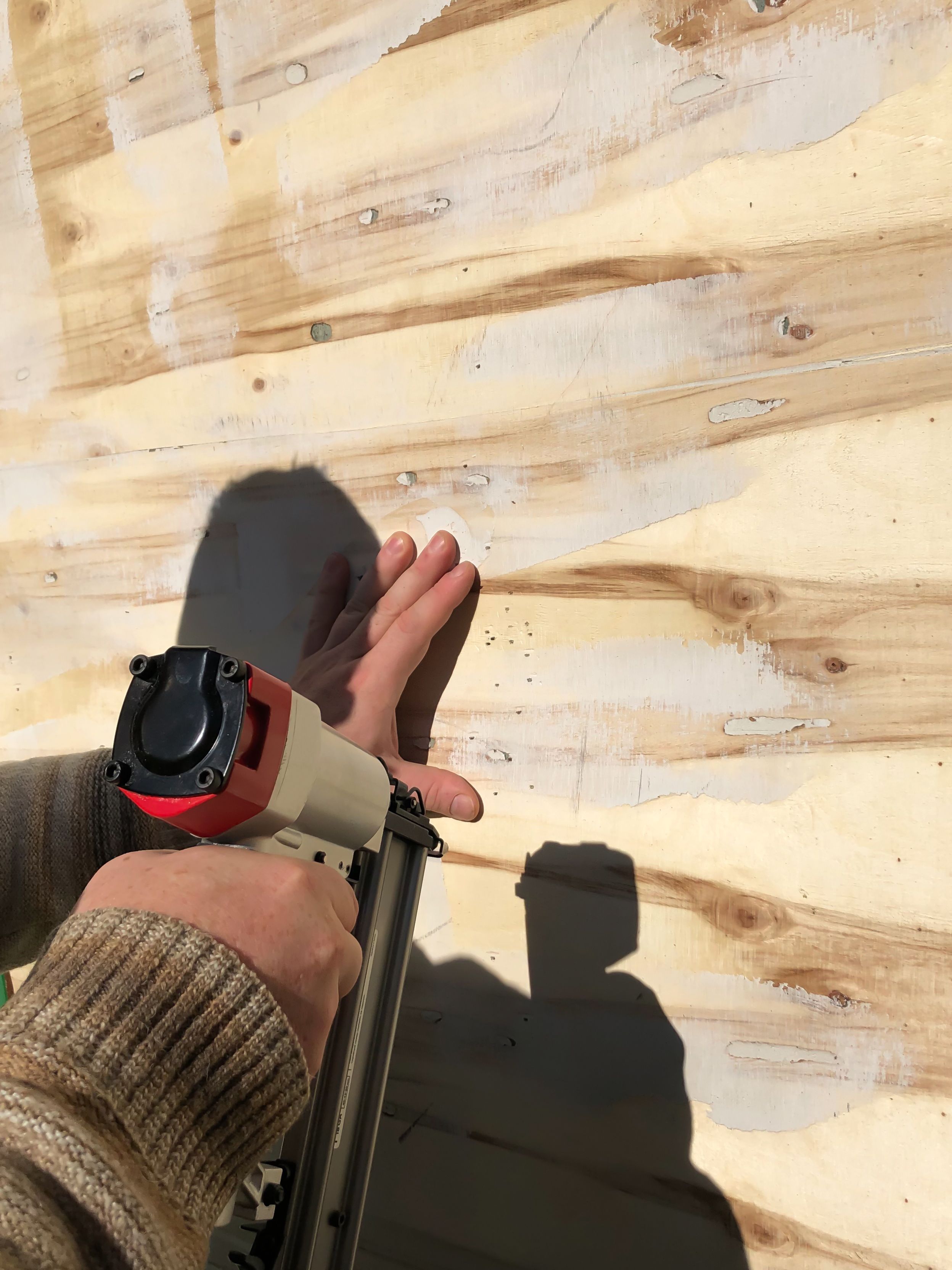 Mit dem Druckluftnagler verletzt hat sich ein 37-Jähriger aus Leogang. (Symbolfoto)