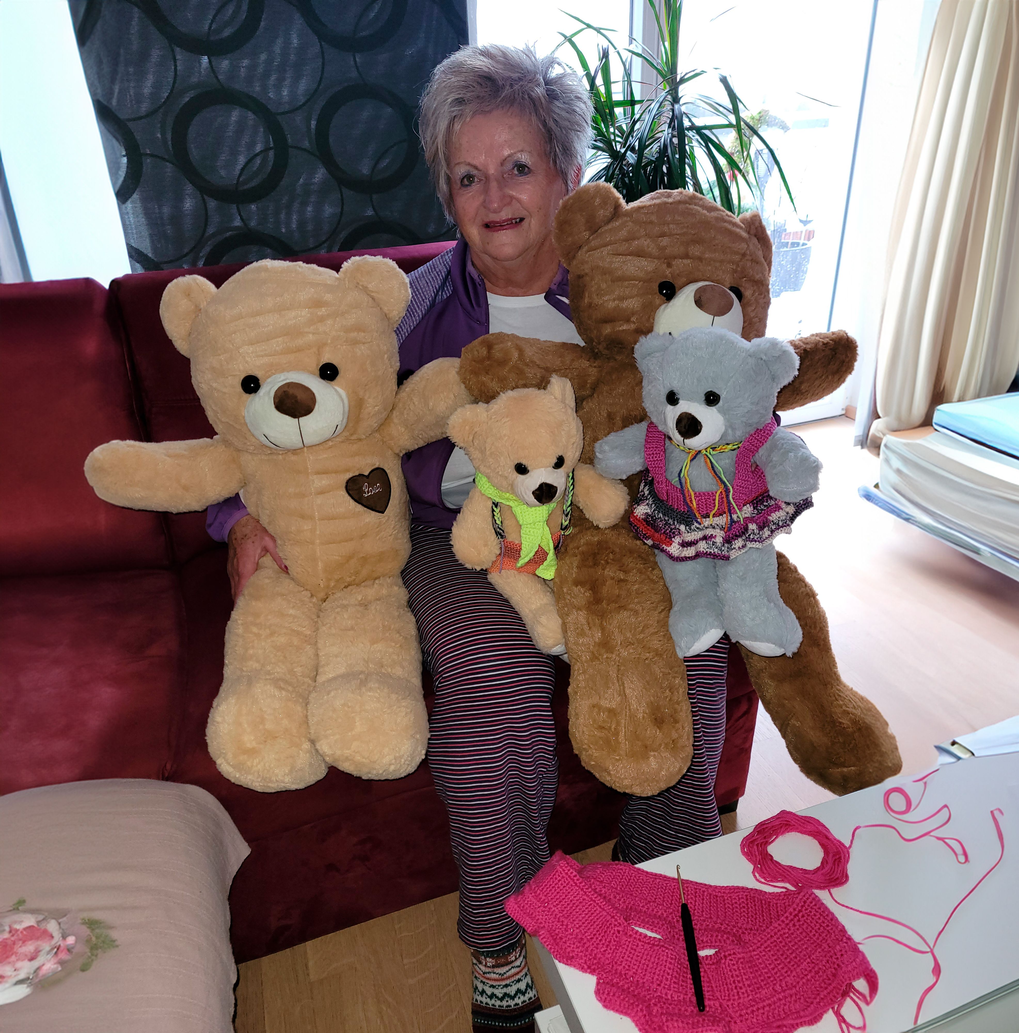 Martha verschenkt 20 bis 25 Teddybären an kranke Kinder.