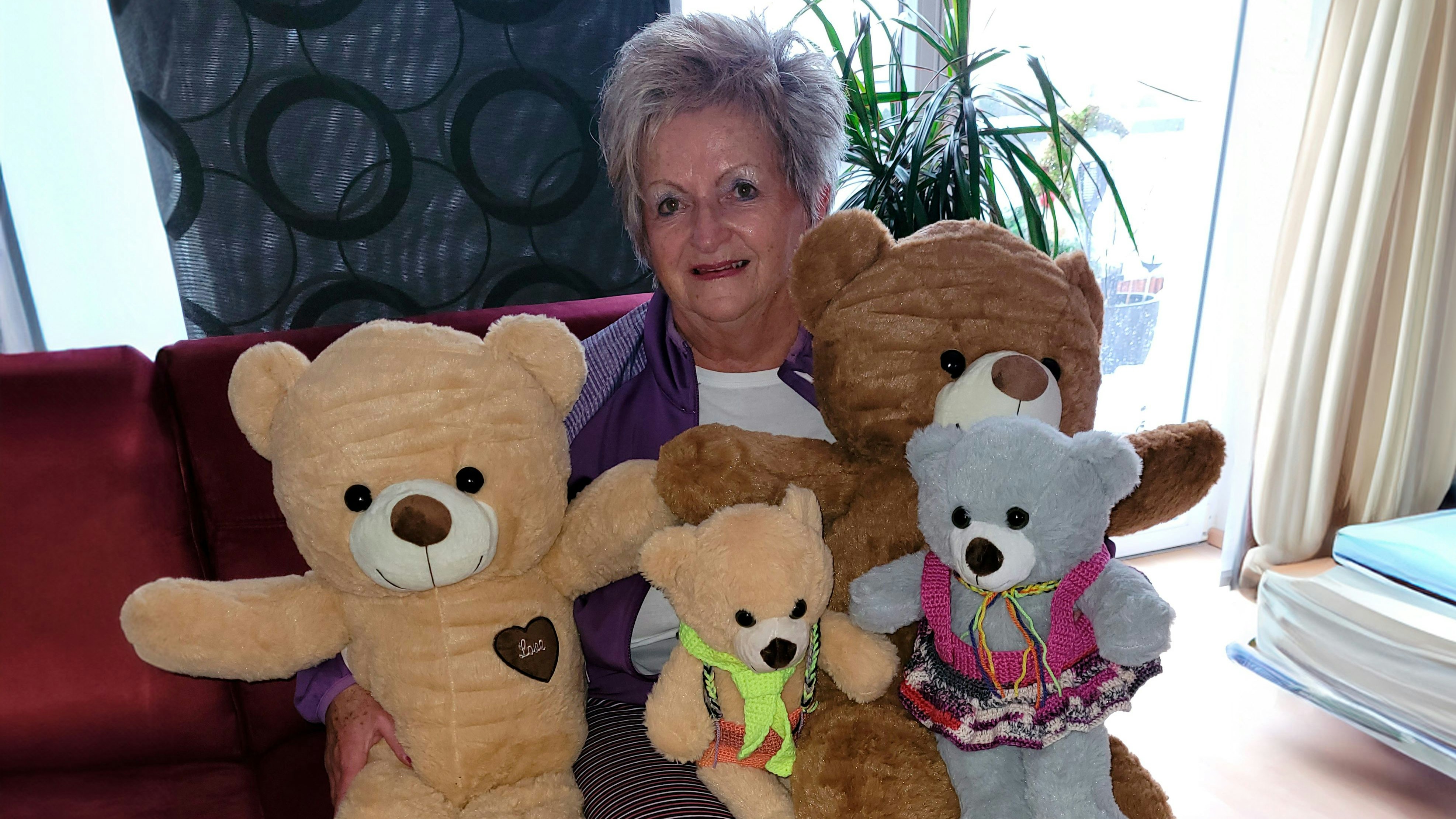 Martha verschenkt 20 bis 25 Teddybären an kranke Kinder.