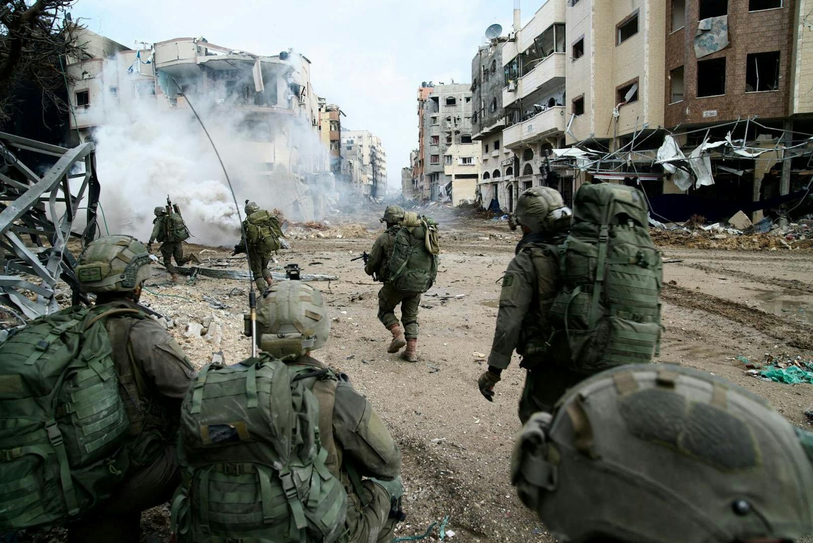 Israeli soldiers operate in the Gaza Strip amid the ongoing conflict between Israel and the Palestinian Islamist group Hamas, in this handout picture released on December 18, 2023. Israel Defense Forces/Handout via REUTERS    THIS IMAGE HAS BEEN SUPPLIED BY A THIRD PARTY