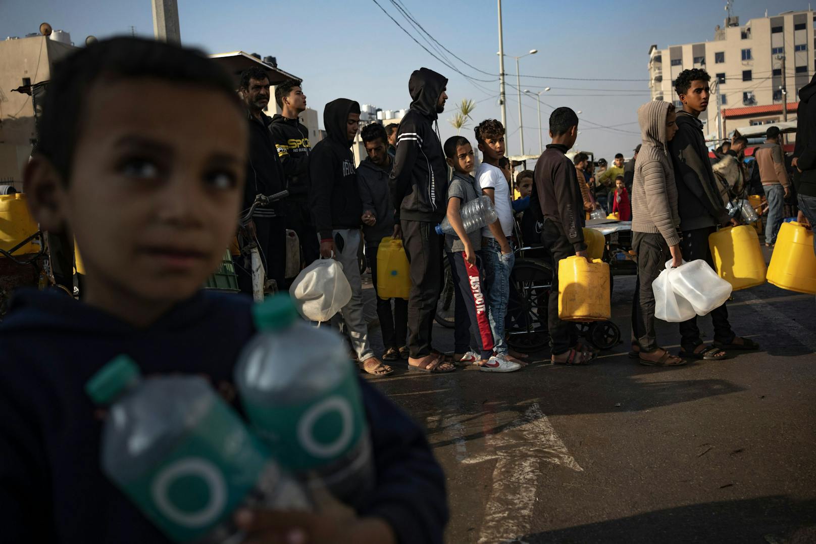 Download von www.picturedesk.com am 18.12.2023 (17:48). 
Palestinians line up for water in the Muwasi area in the south of the Gaza Strip on Monday, Dec. 18, 2023. (AP Photo/Fatima Shbair) - 20231218_PD1754 - Rechteinfo: Rights Managed (RM)