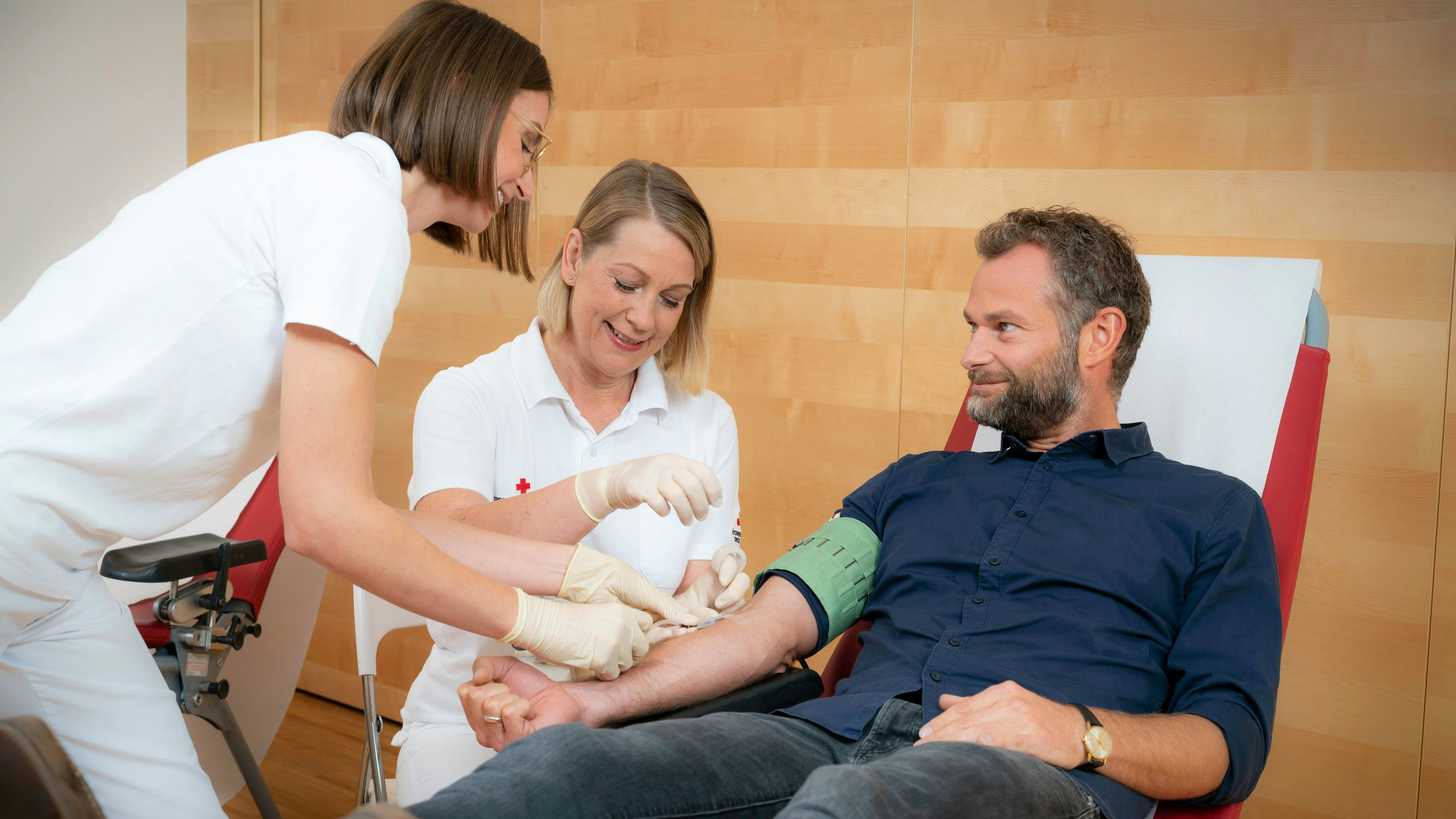 Das Rote Kreuz schlägt Alarm: Wegen der aktuellen Krankheitswelle fehlen Blutspenden – Engpässe drohen.