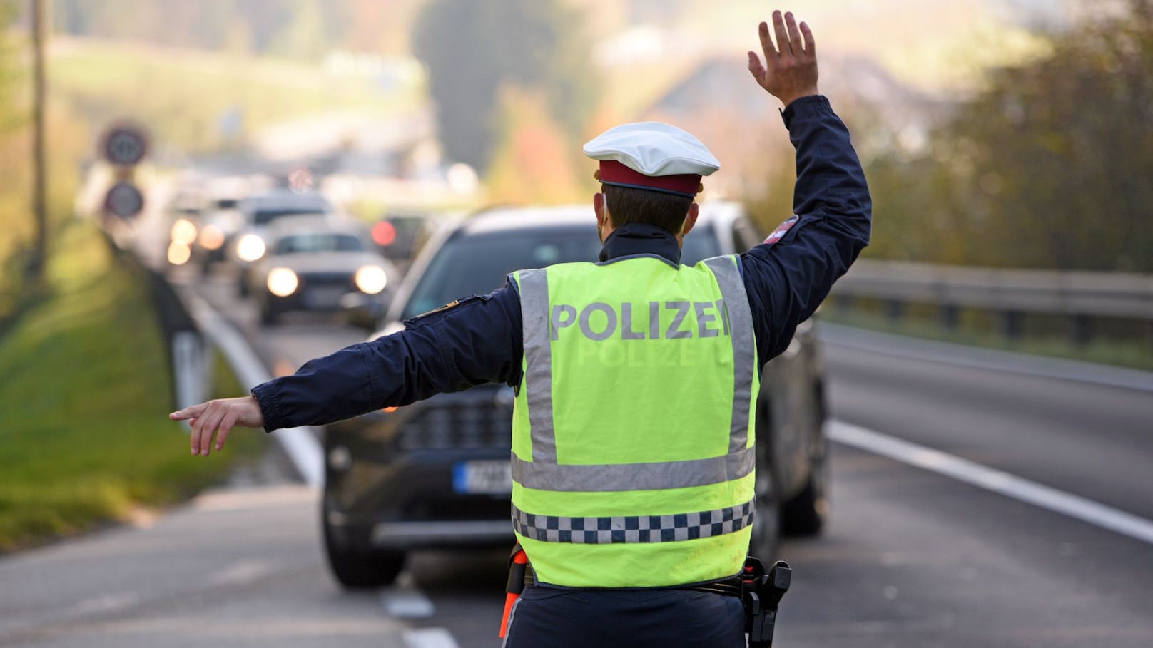 Polizei stoppt Autofahrer (20) und greift sofort ein