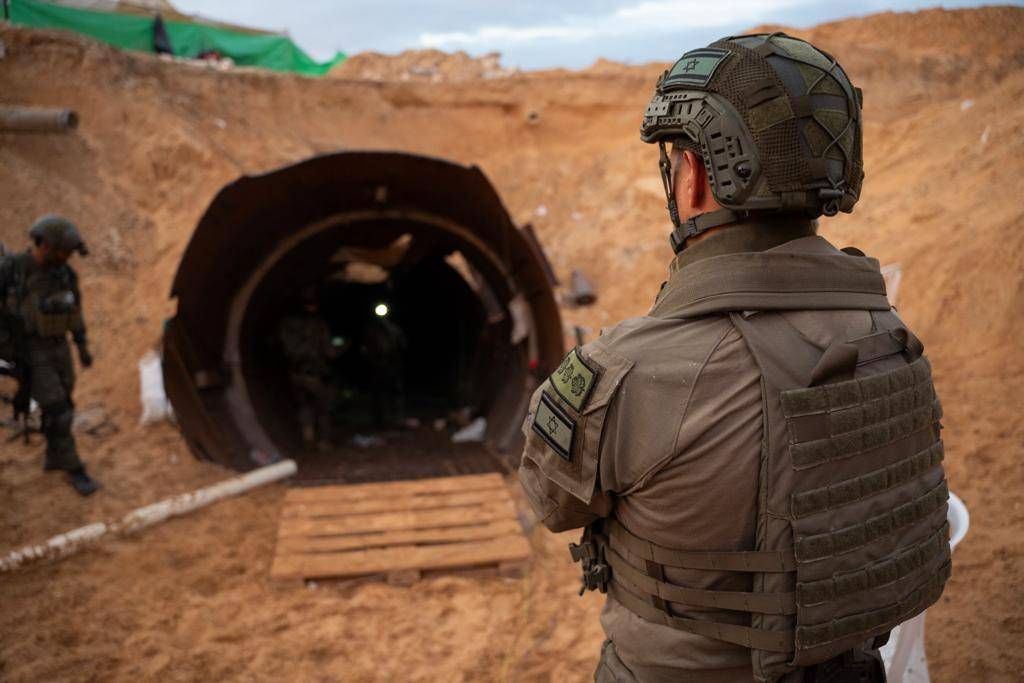 Die israelische Armee zeigt den entdeckten Tunnel.