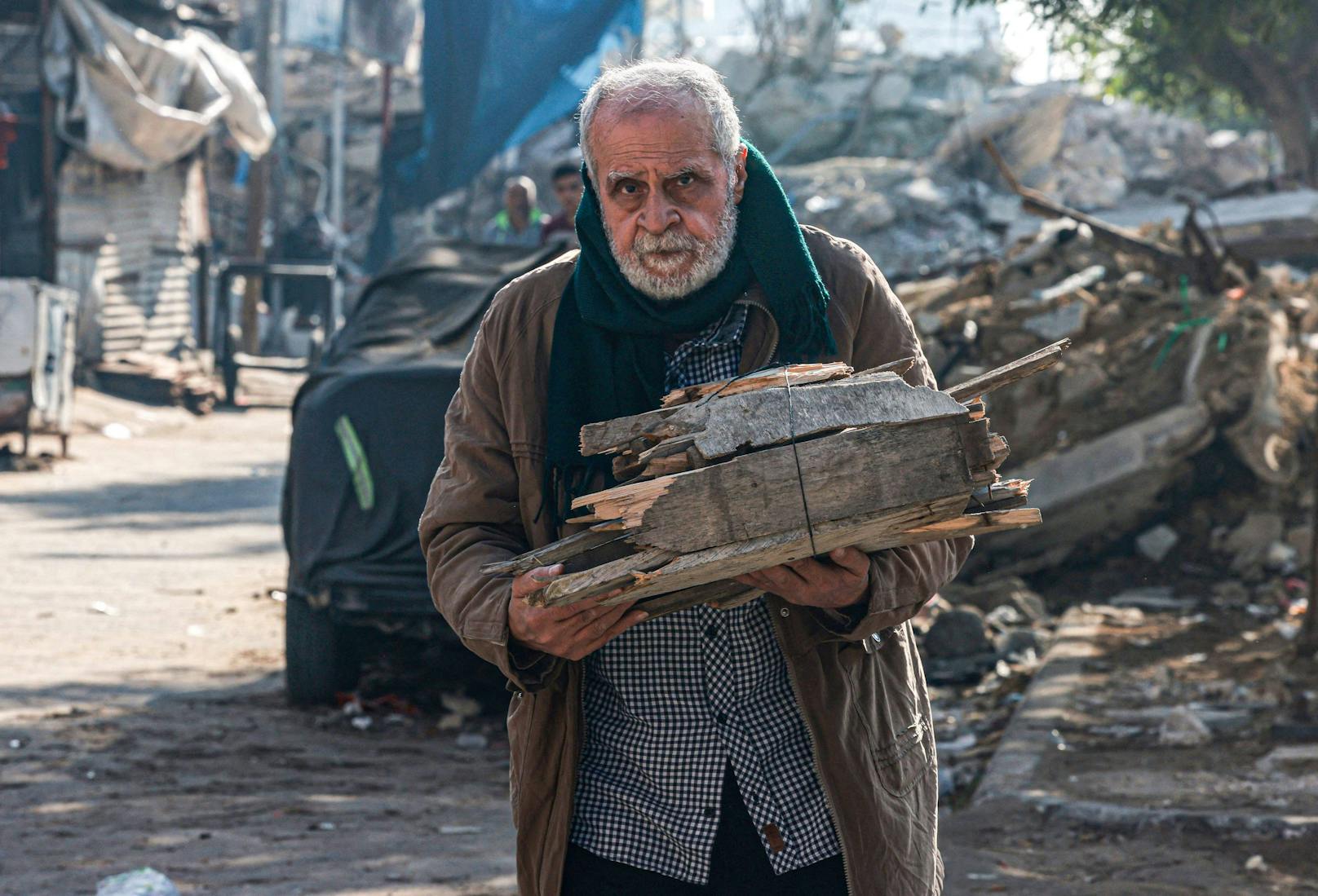 Download von www.picturedesk.com am 18.12.2023 (17:48). 
A man carries wood in Rafah in the southern Gaza Strip on December 18, 2023, amid continuing battles between Israel and the militant group Hamas. (Photo by MOHAMMED ABED / AFP) - 20231218_PD1600 - Rechteinfo: Rights Managed (RM) Nur für redaktionelle Nutzung! Werbliche Nutzung erfordert Freigabe: bitte schicken Sie uns eine Anfrage.