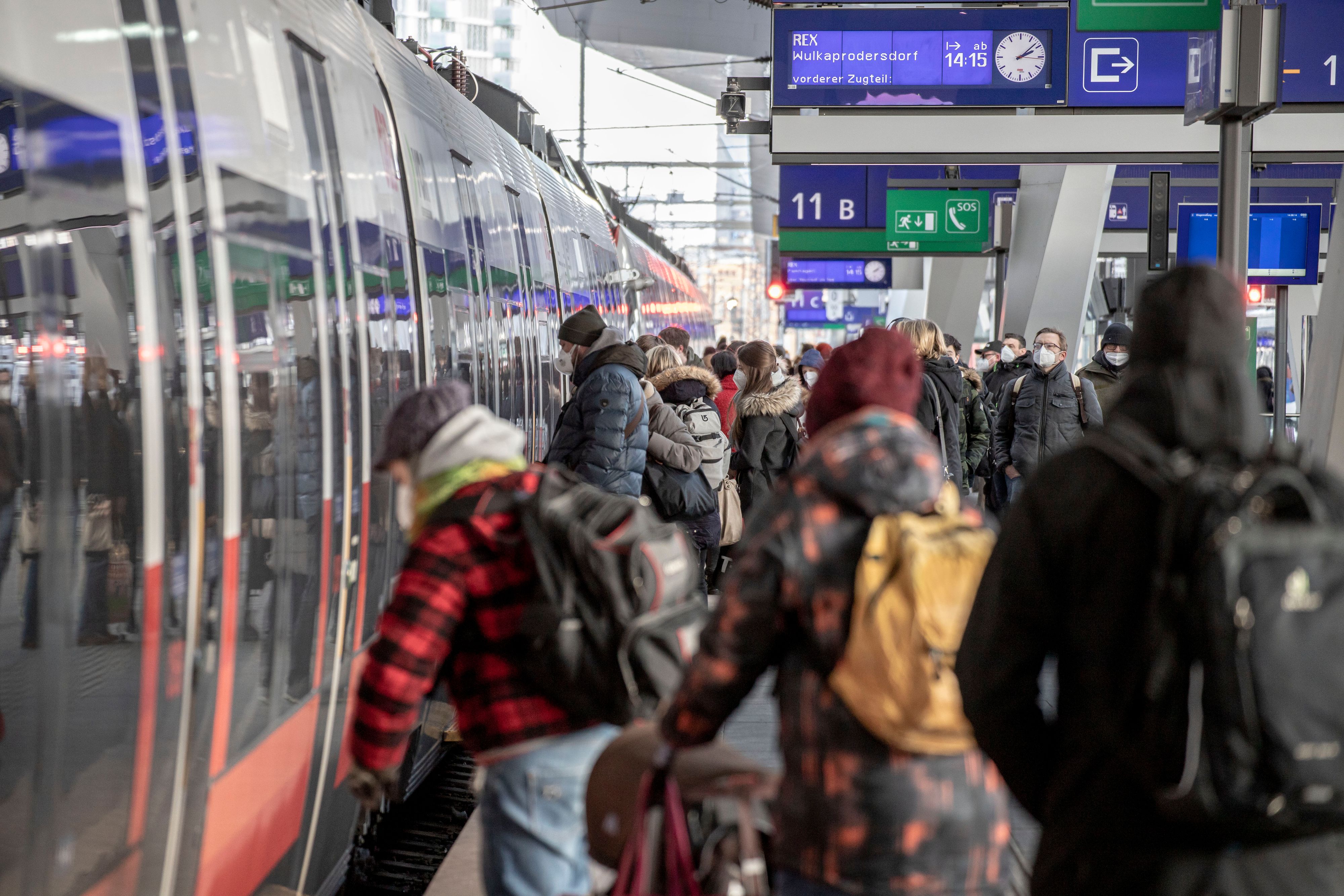 Heute.at - Öffis, Spitäler – Virus-Experte spricht von Kollaps