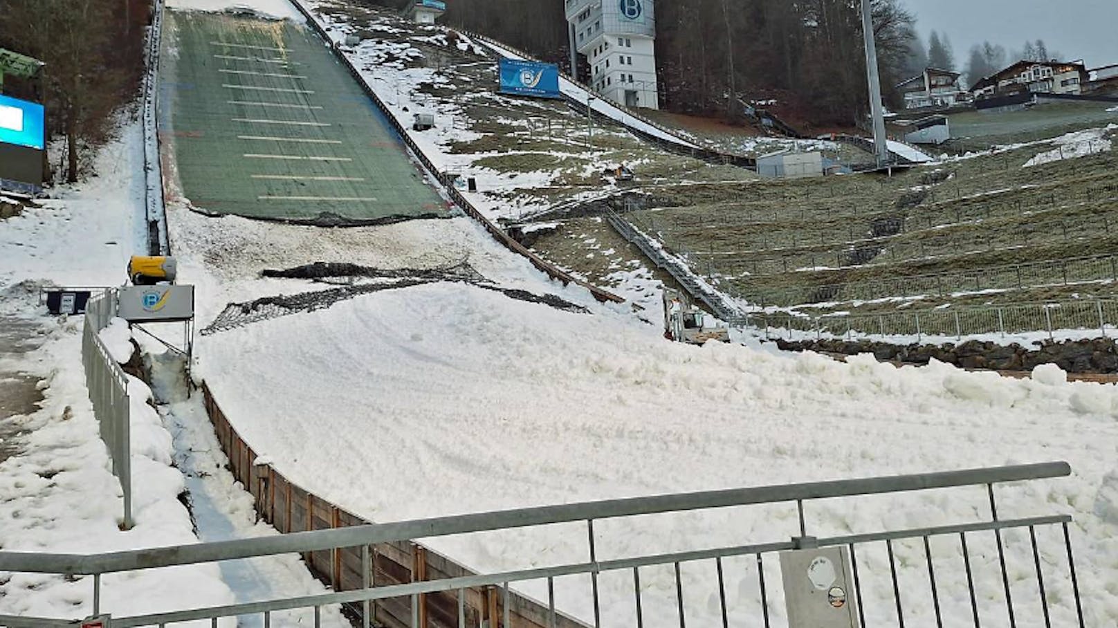 Sprungschanze in Bischofshofen von Lawine beschädigt