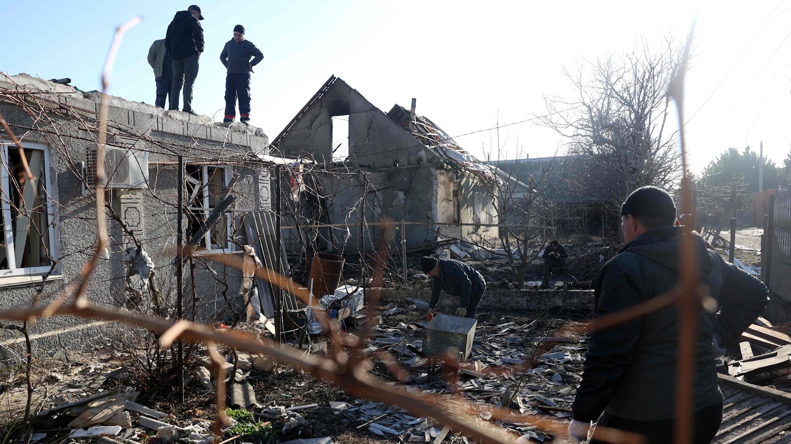 Zerstörung im ukrainischen Tajirowe bei Odessa nach einem russischen Drohnenangriff am 17. Dezember 2023.