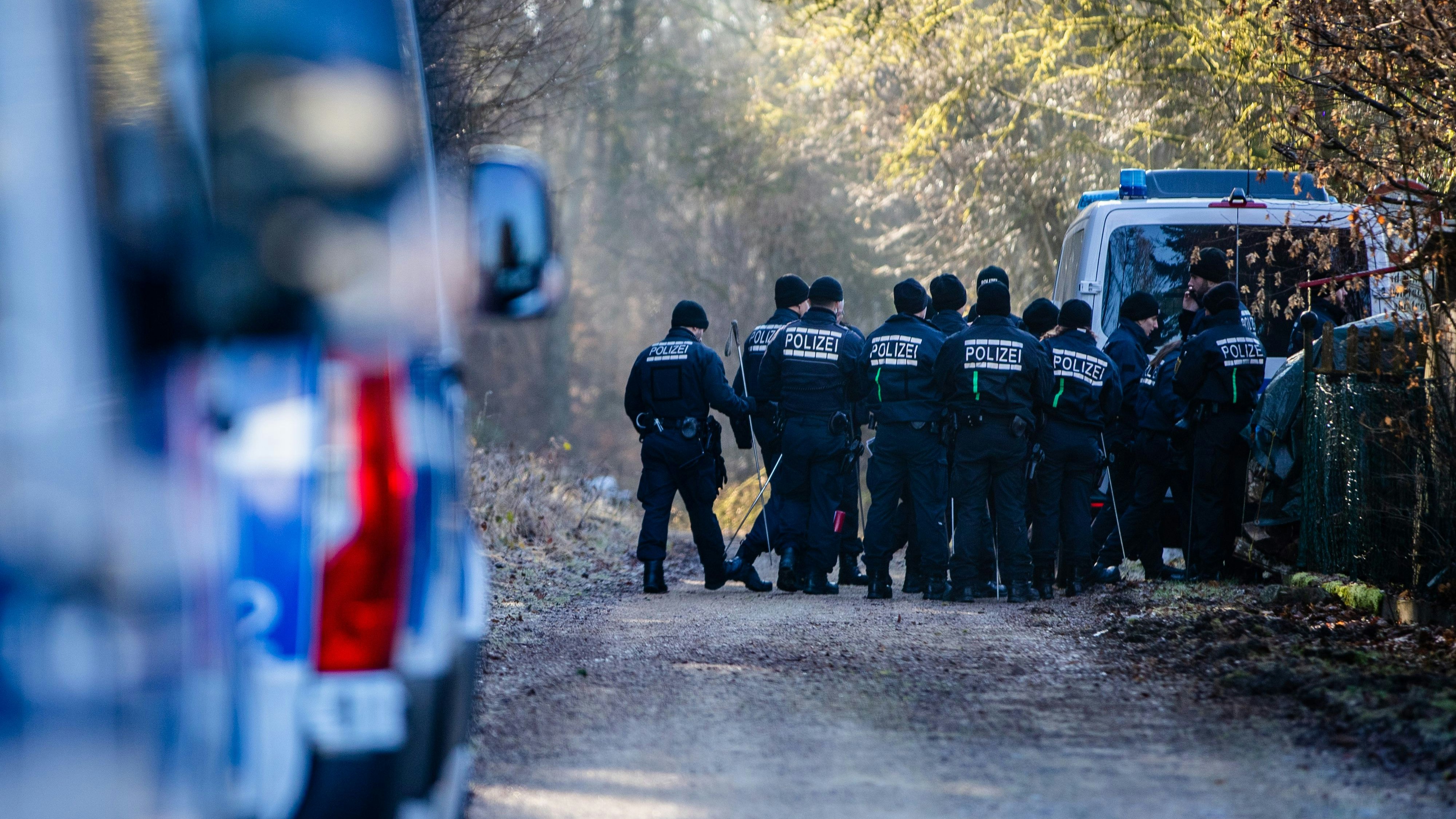 Einheiten der Polizei suchen in einem Waldstück nach einem zweijährigen Mädchen, das seit Sonntagabend vermisst wird. 