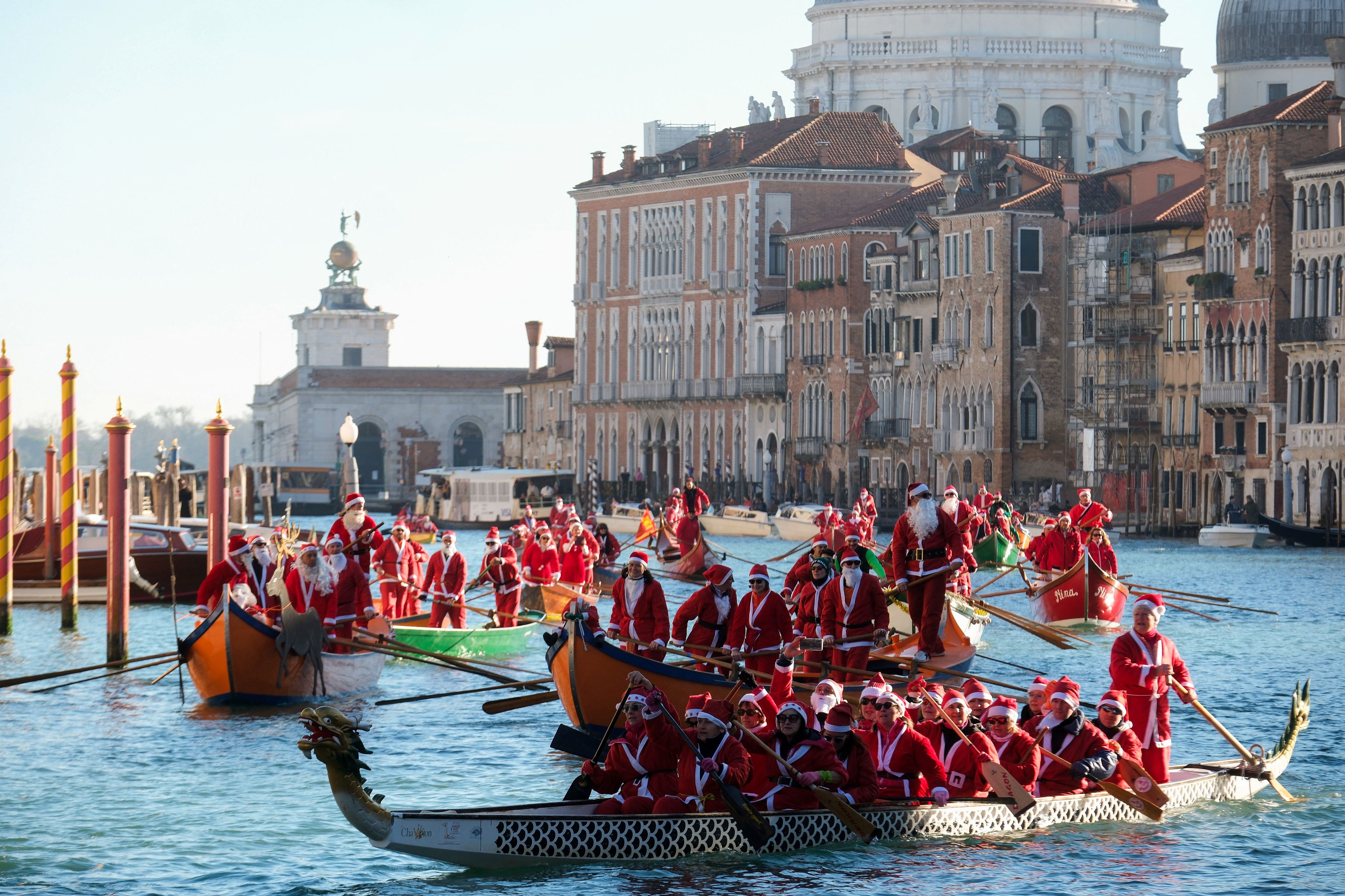 Auf dem Canal Grande in Venedig fand am Wochenende die Weihnachtsmänner-Regatta statt. 