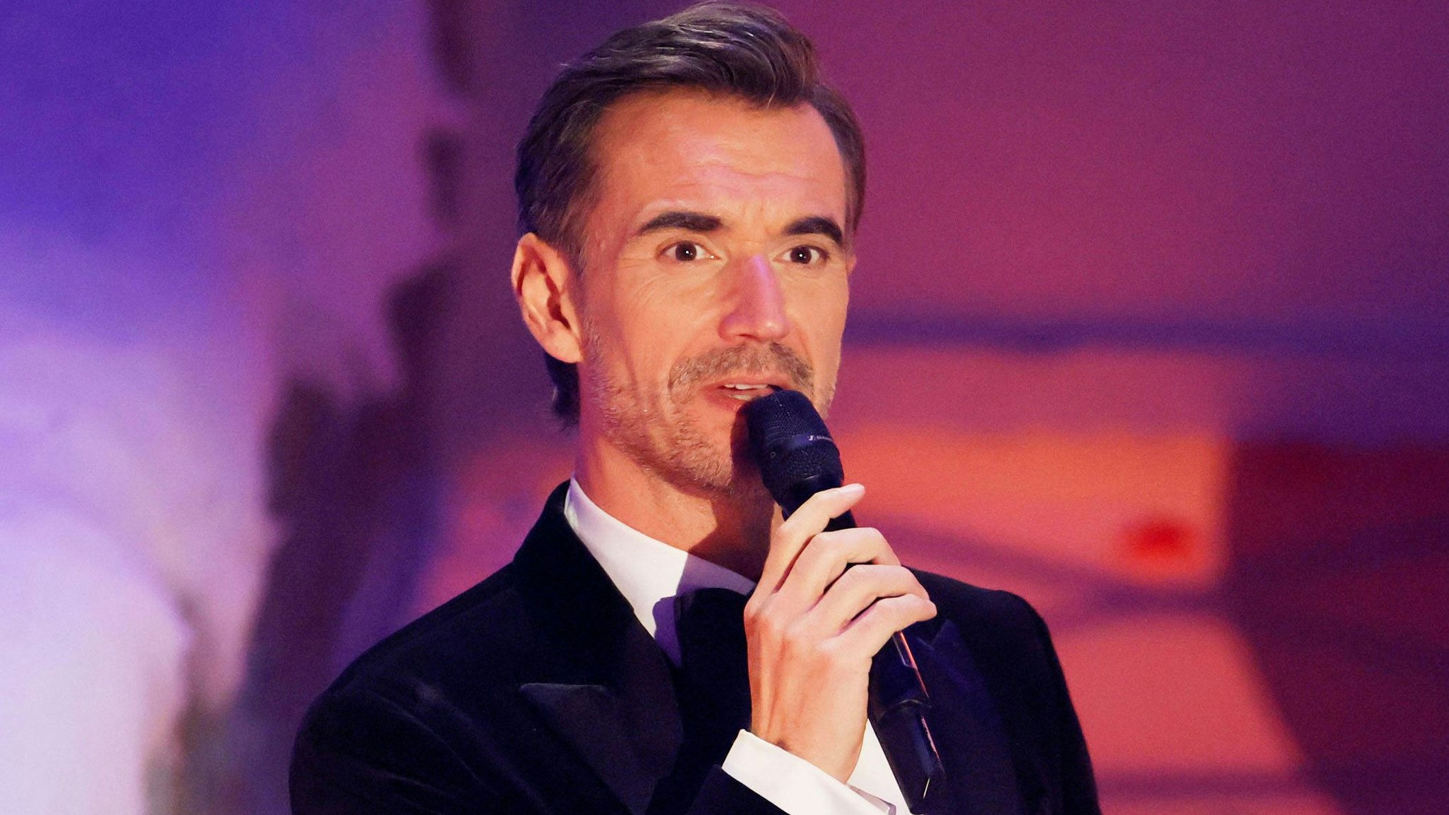 Florian Silbereisen glaubt seinen Augen kaum, als sich bei seinem Videodreh Panne an Panne reiht.