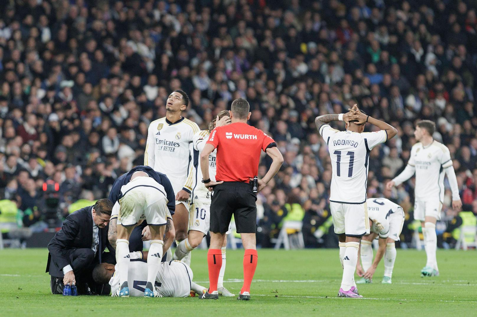 Alaba liegt verletzt am Platz. Seine Mitspieler befürchten bereits Schlimmstes.