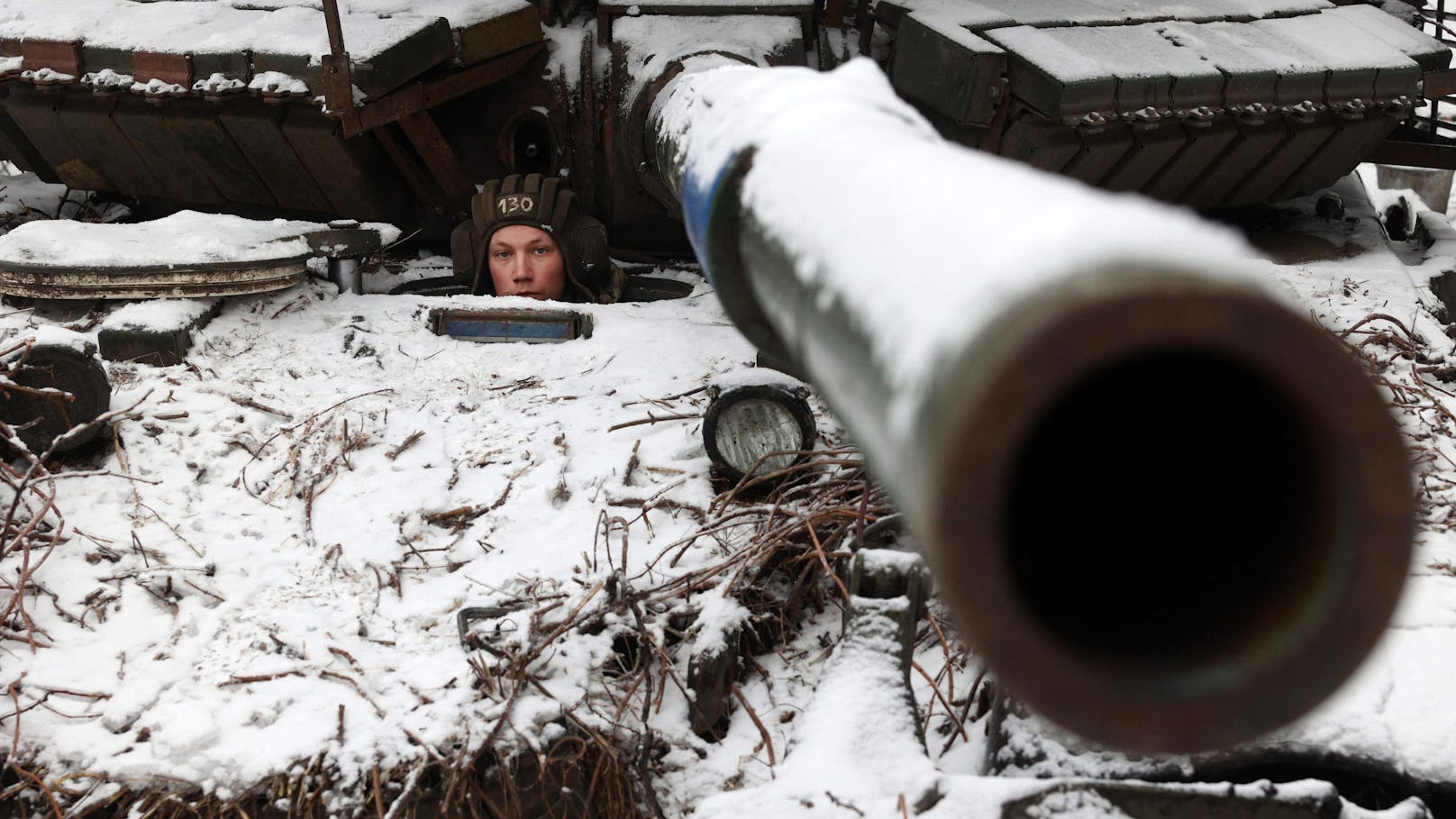 Ukrainische Soldaten trotzen Eis, Schnee und russischen Angriffen in ihren Stellungen nahe der besetzten Stadt Bachmut, Oblast Donezk, am 13. Dezember 2023.