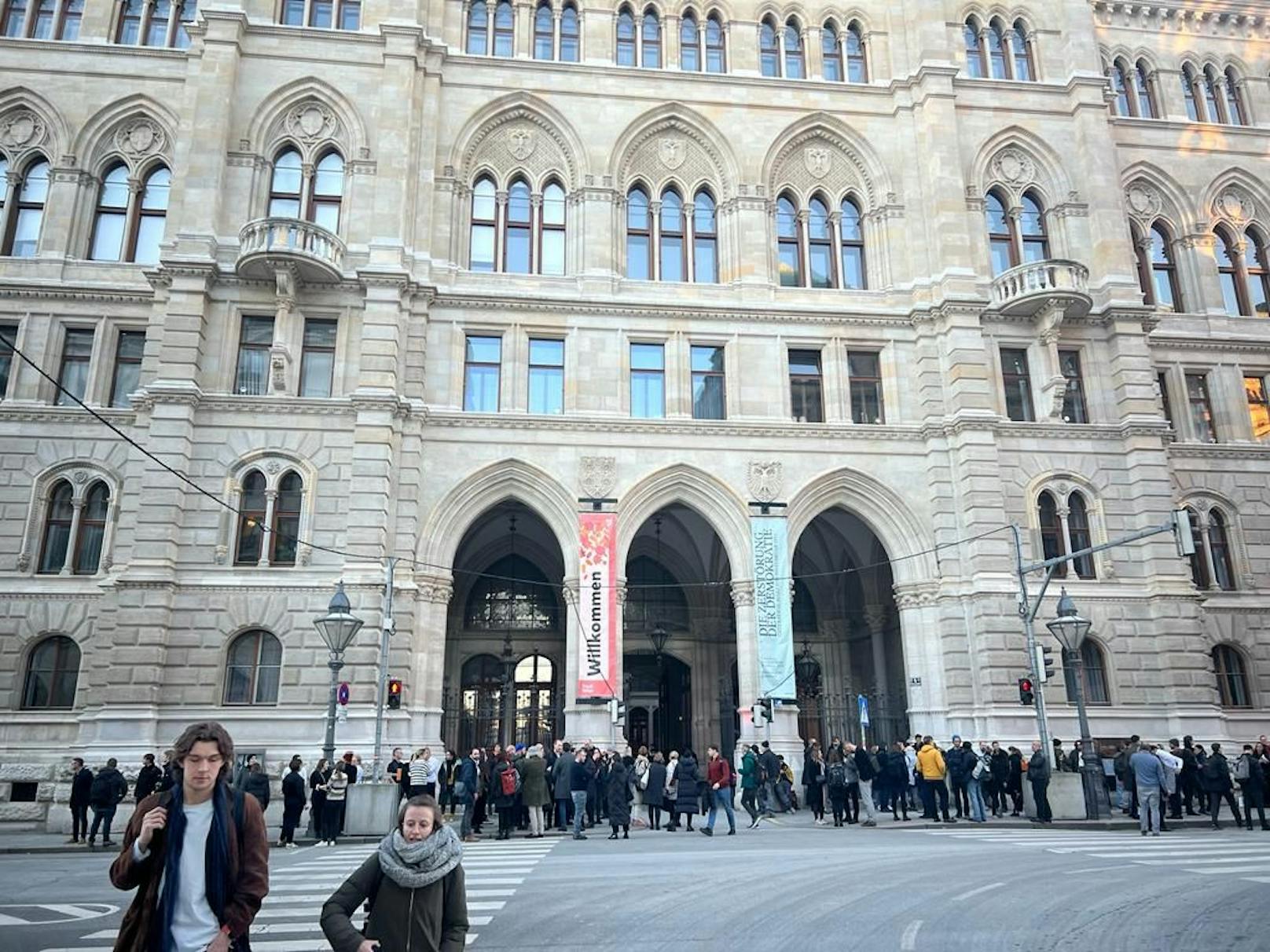 Großeinsatz beim Wiener Rathaus: Alle mussten das Gebäude verlassen.