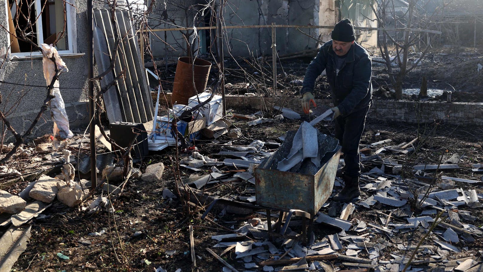 Zerstörung im ukrainischen Tajirowe bei Odessa nach einem russischen Drohnenangriff am 17. Dezember 2023.