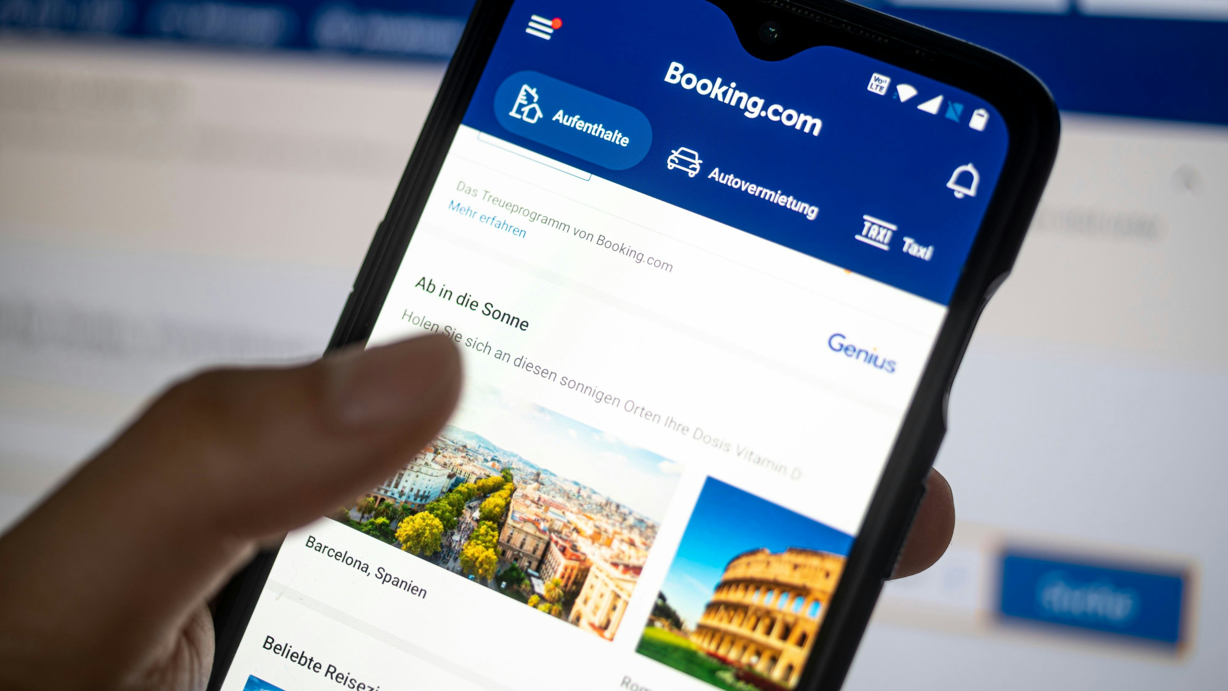 Download von www.picturedesk.com am 18.12.2023 (12:35).  PRODUCTION - 16 May 2021, Berlin: The app of the travel portal Booking.com is shown on a smartphone. The Cartel Senate of the Federal Court of Justice (BGH) will take a close look at the terms and conditions of booking portals such as Booking.com on Tuesday (9.00 a.m.). Photo: Fabian Sommer/dpa - 20210516_PD15606 - Rechteinfo: Rights Managed (RM)