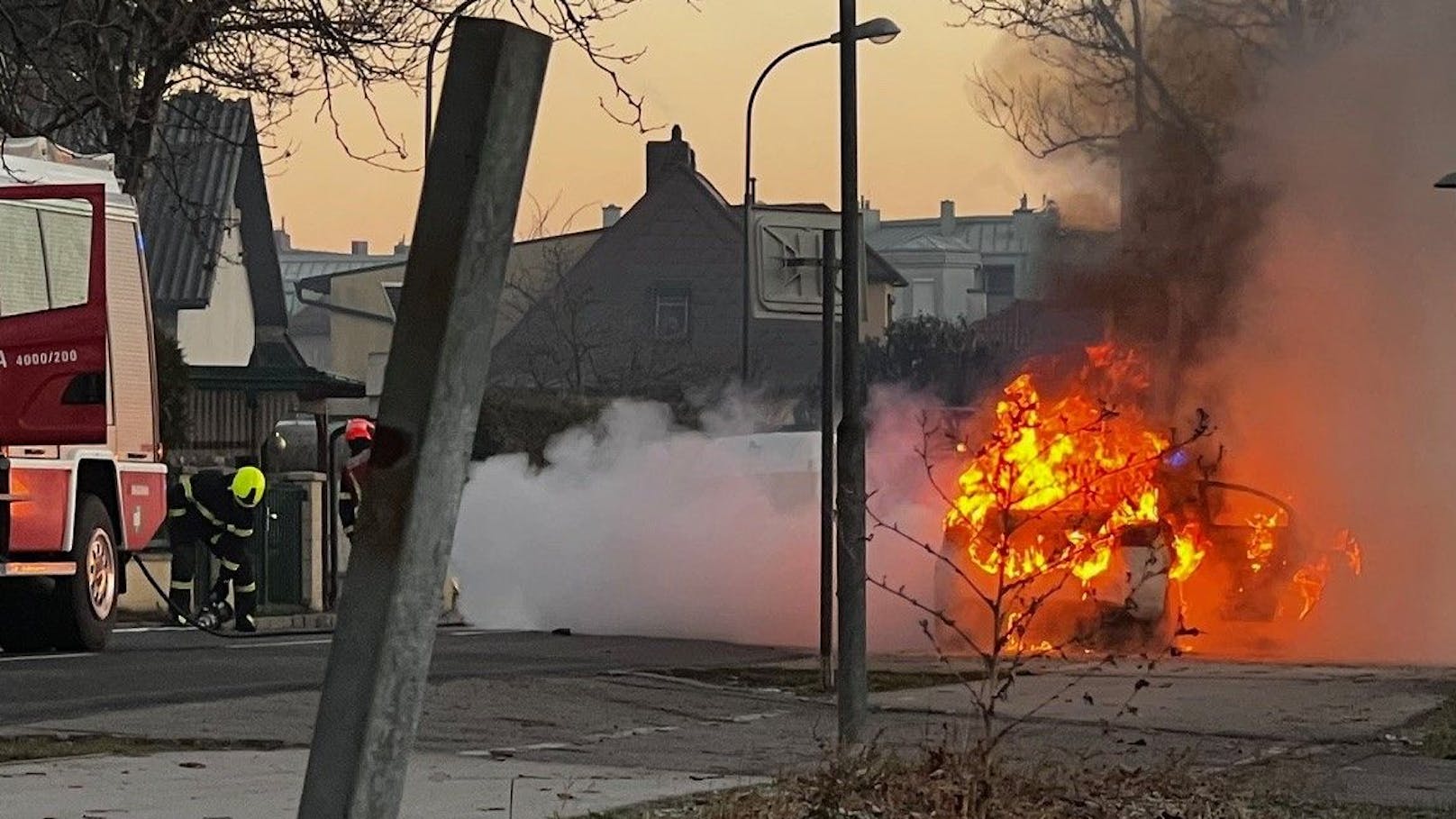 Feuerball! Auto ging in Ebreichsdorf in Flammen auf