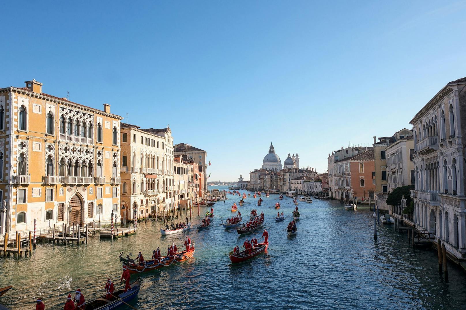 Am Sonntag stand der "Canale Grande" in Venedig wieder ganz im Zeichen der traditionellen Weihnachtsregatta.