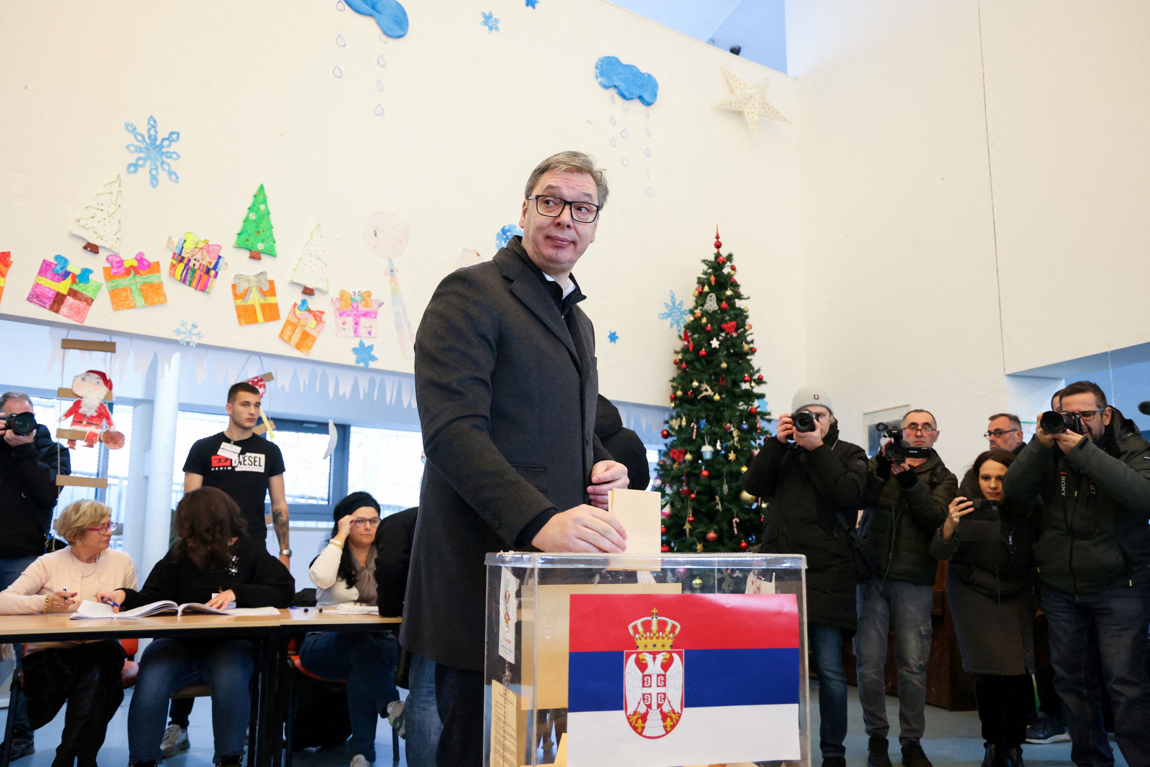 Der serbische Präsident Aleksandar Vucic hat die Parlamentswahlen laut Wahlforschern nach Auszählung von 80 Prozent der Stimmen gewonnen. 
