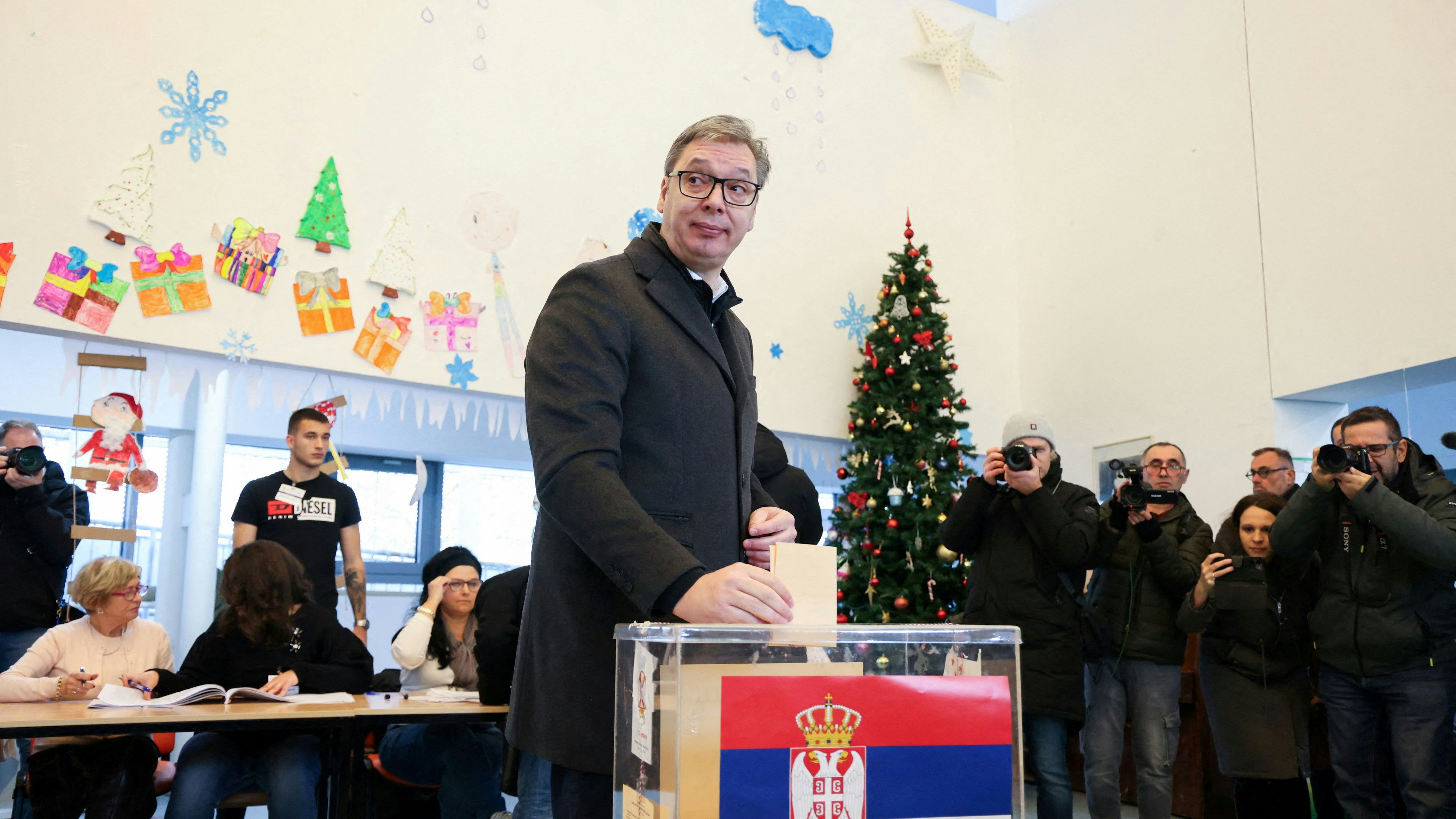 Der serbische Präsident Aleksandar Vucic hat die Parlamentswahlen laut Wahlforschern nach Auszählung von 80 Prozent der Stimmen gewonnen. 