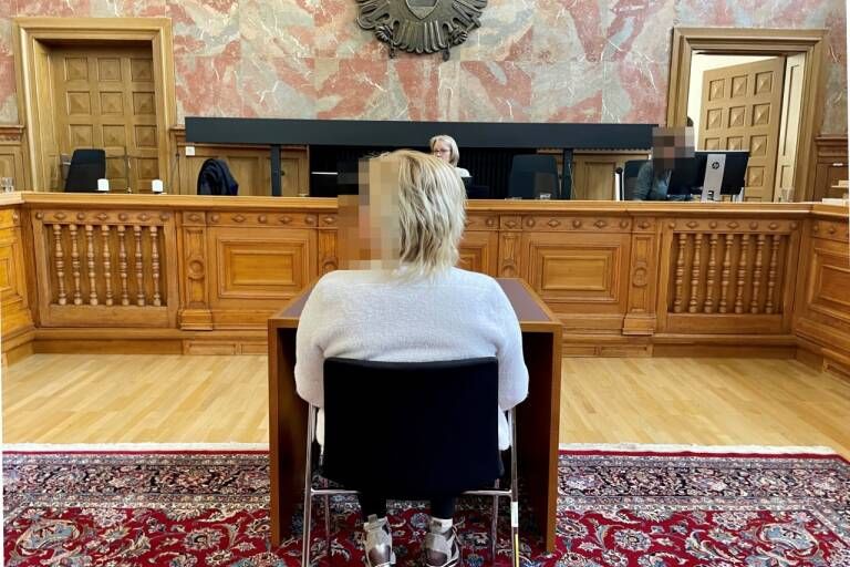 Eine 57-Jährige soll versucht haben, ihren ehemaligen Freund mit dem Messer zu erstechen.