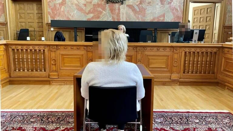 Eine 57-Jährige soll versucht haben, ihren ehemaligen Freund mit dem Messer zu erstechen.