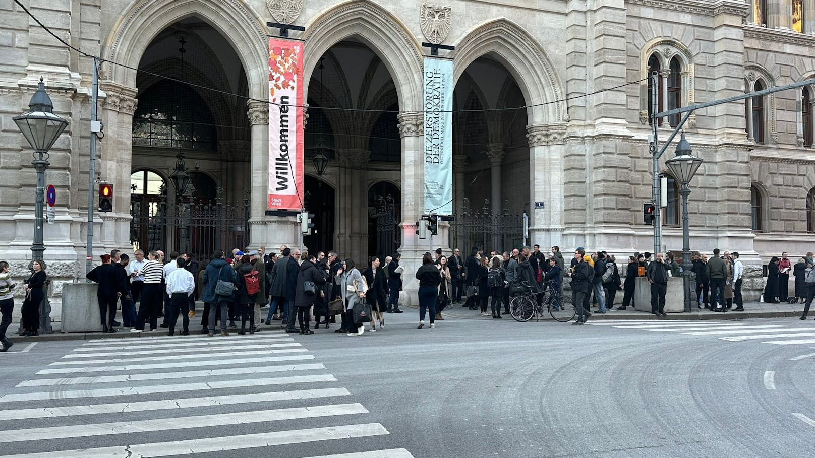 Rathaus muss evakuiert werden – Großeinsatz in Wien