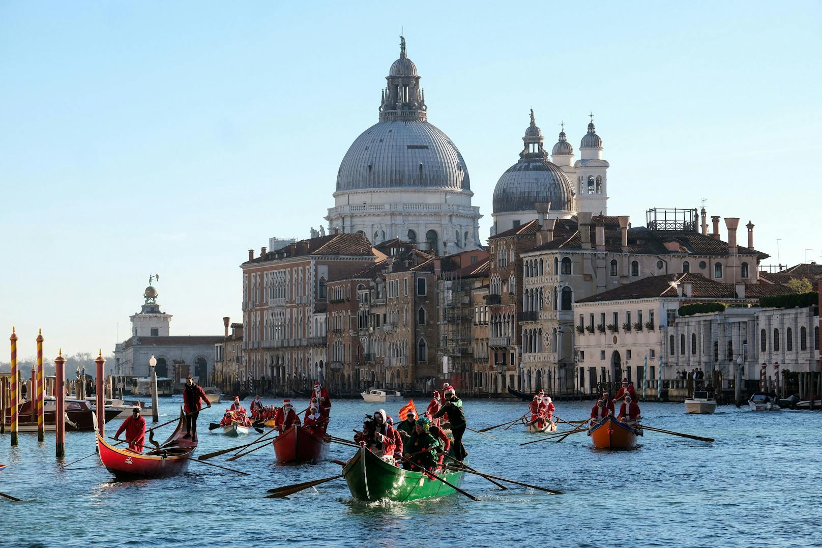 Am Sonntag stand der "Canale Grande" in Venedig wieder ganz im Zeichen der traditionellen Weihnachtsregatta.