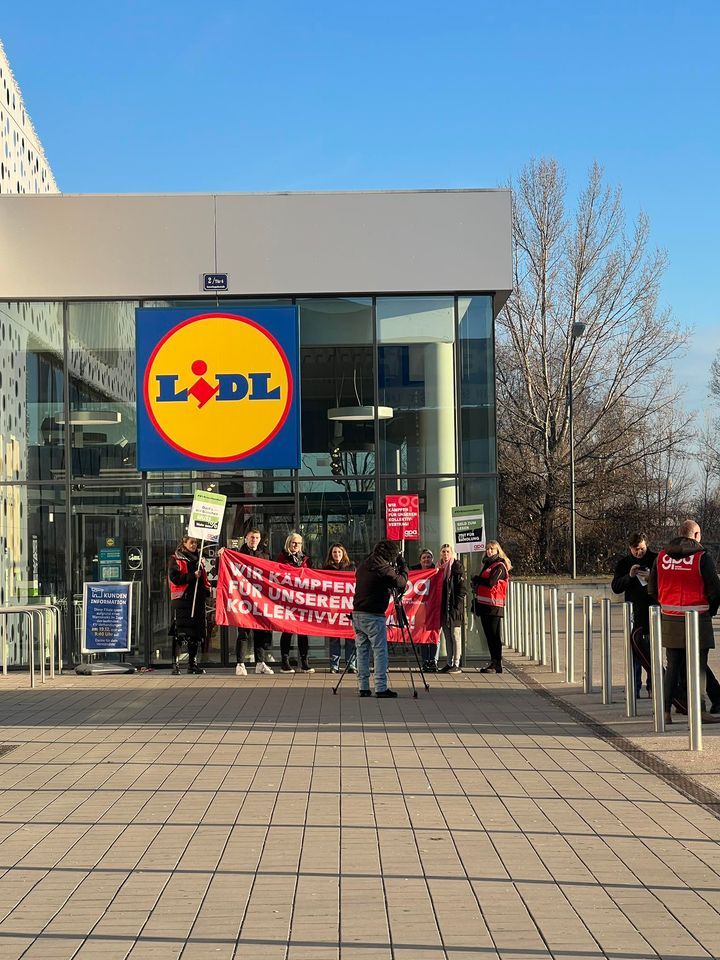 Mehrere Einzelhandelskräfte standen am Montag vor dem Lidl in der Wiener Donaustadt.