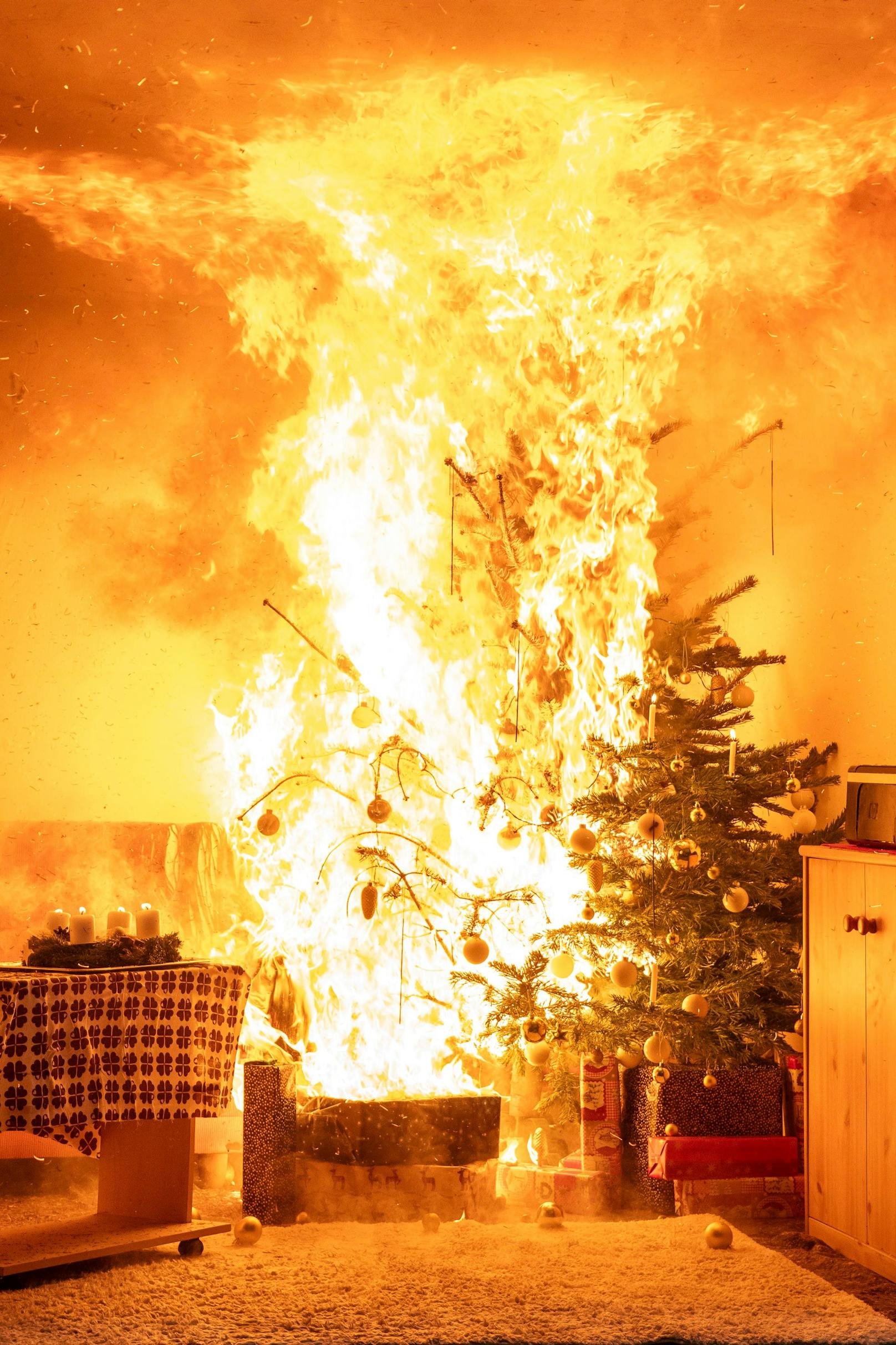 Und nur kurze Augenblicke später stand das ganze nachgebaute Zimmer komplett in Feuer.