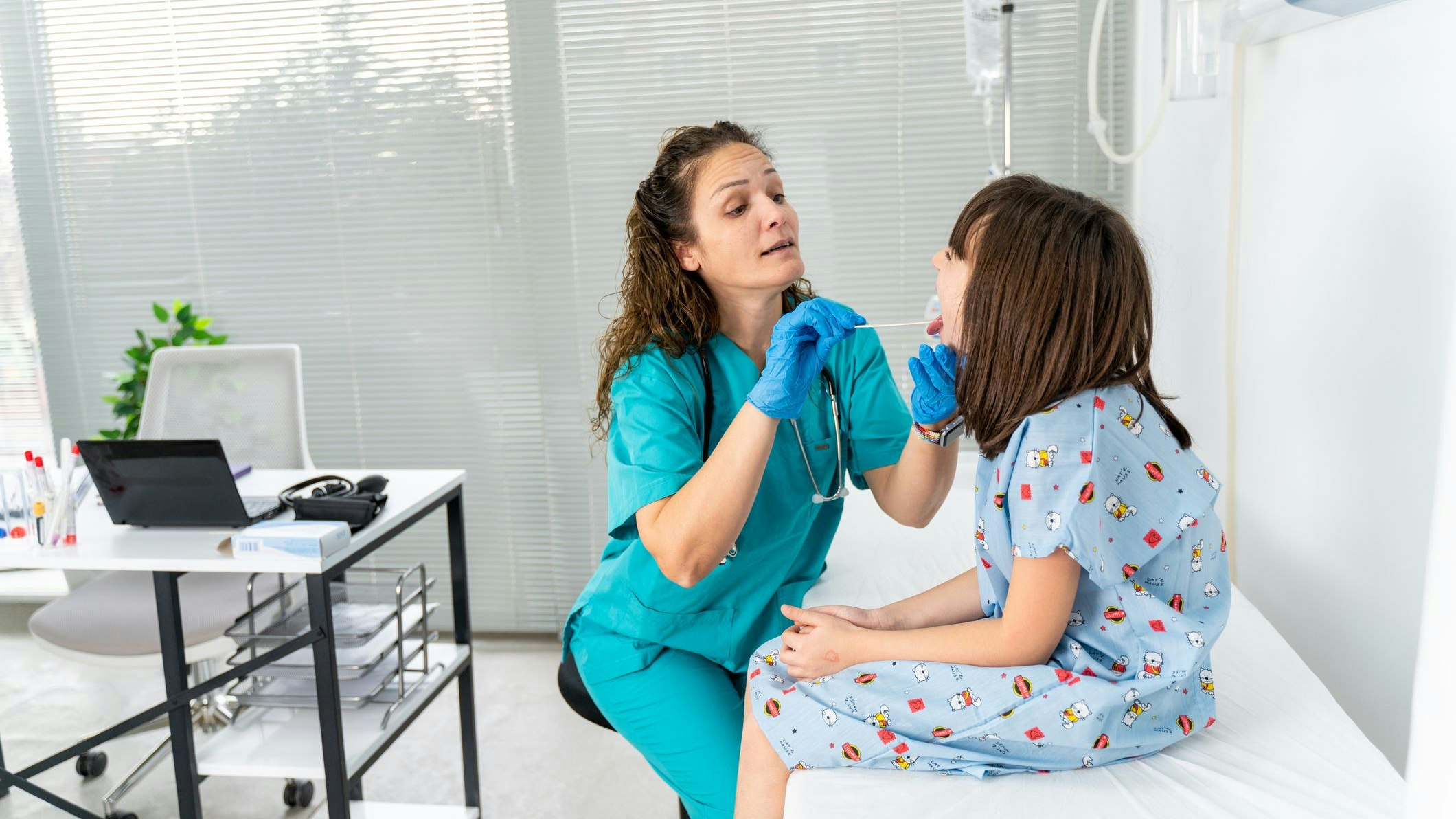 Das Kind bekommt kaum noch Luft, muss aber auf Operation warten.