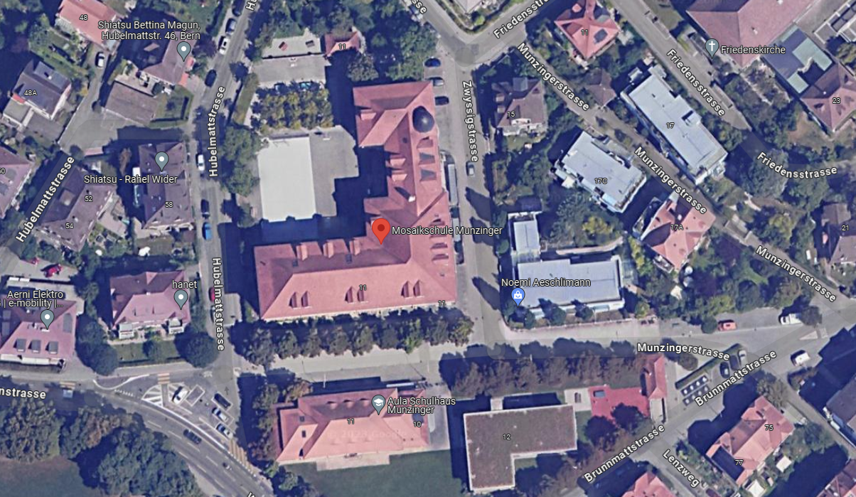 Um das Schulhaus Munzinger in Bern sind derzeit zahlreiche Polizistinnen und Polizisten zu sehen.