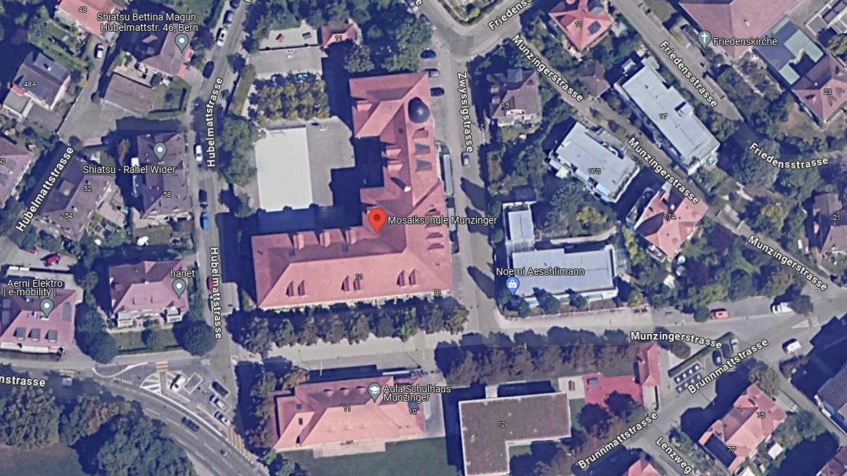 Um das Schulhaus Munzinger in Bern sind derzeit zahlreiche Polizistinnen und Polizisten zu sehen.