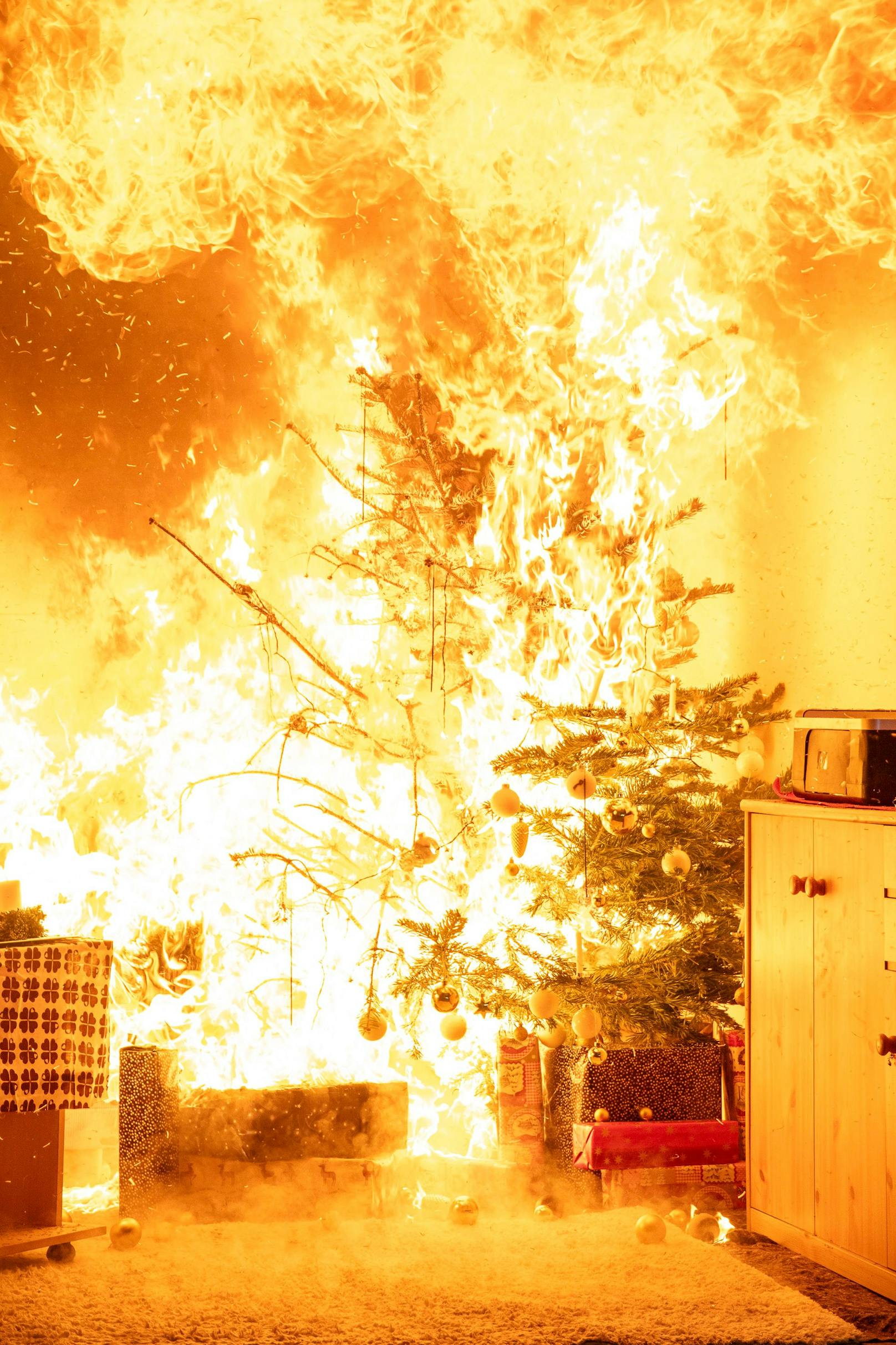 "Hat die Flamme einer Christbaumkerze erst einmal auf den Baum übergegriffen, bleiben nur mehr wenige Augenblicke Zeit für einen Löschversuch", erklärt Schwabegger.