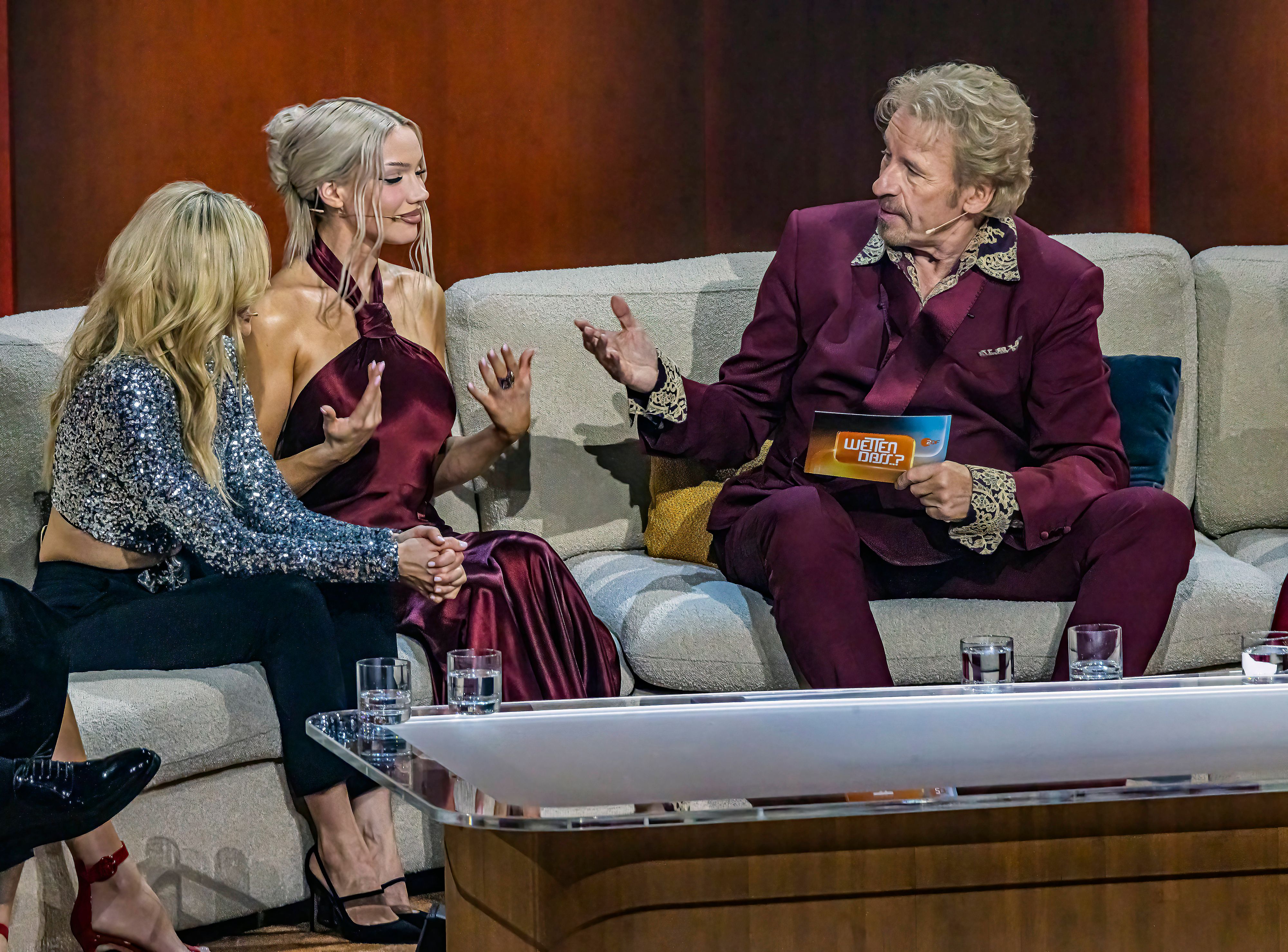 Shirin David gemeinsam auf der Couch mit Helene Fischer und Thomas Gottschalk