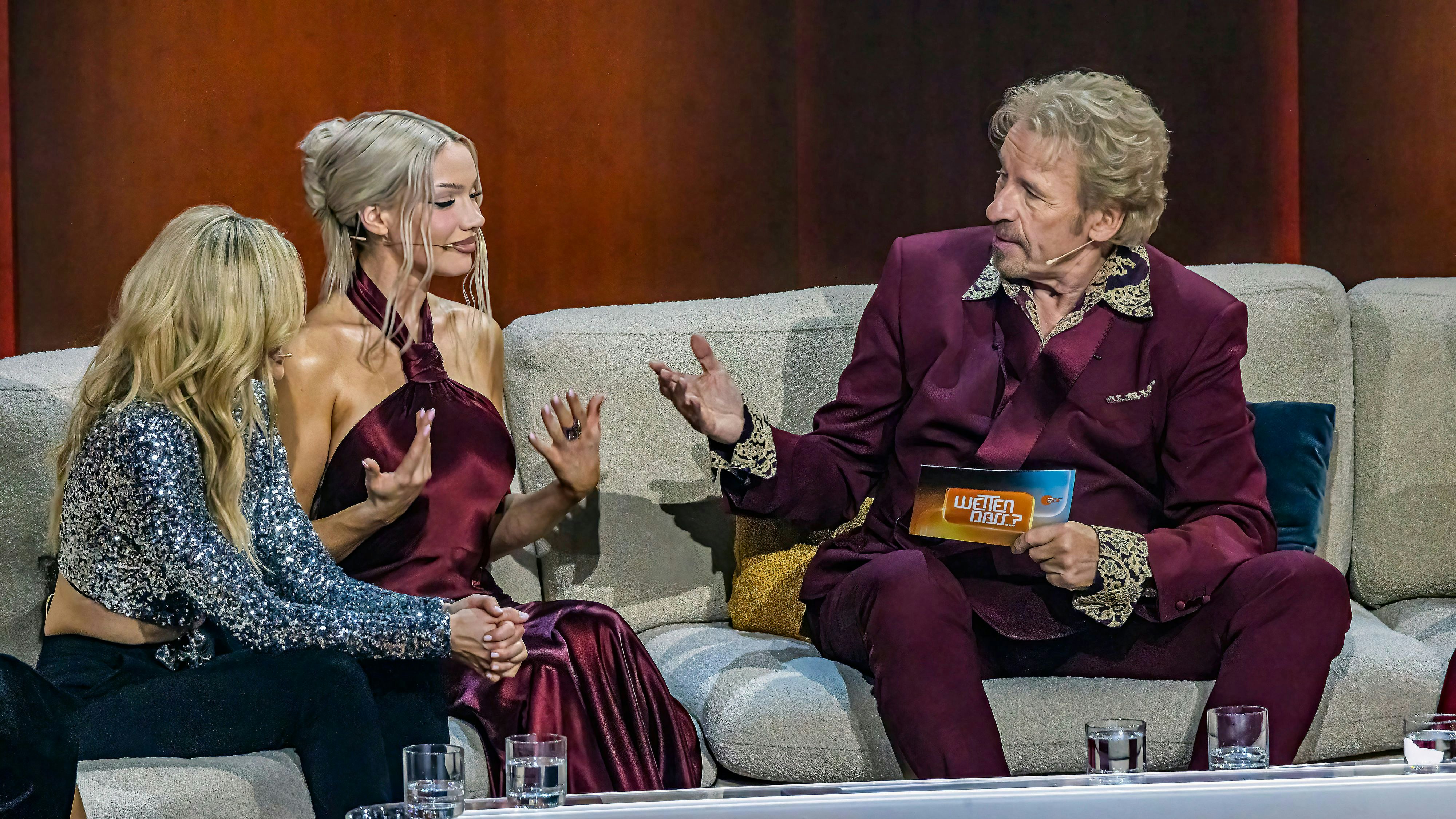 Thomas Gottschalk und seine letzte ZDF-Sendung Wetten, dass. Es ist das Ende einer TV-Ära. Die Sendung wurde live im ZDF übertragen. Helene Fischer und Rapperin Shirin David auf der Couch. // 25.11.2023: Offenburg, Baden-Württemberg, Deutschland, Europa *** Thomas Gottschalk and his last ZDF show Wetten, dass Its the end of a TV era The show was broadcast live on ZDF Helene Fischer and rapper Shirin David on the couch 25 11 2023 Offenburg, Baden Württemberg, Germany, Europe