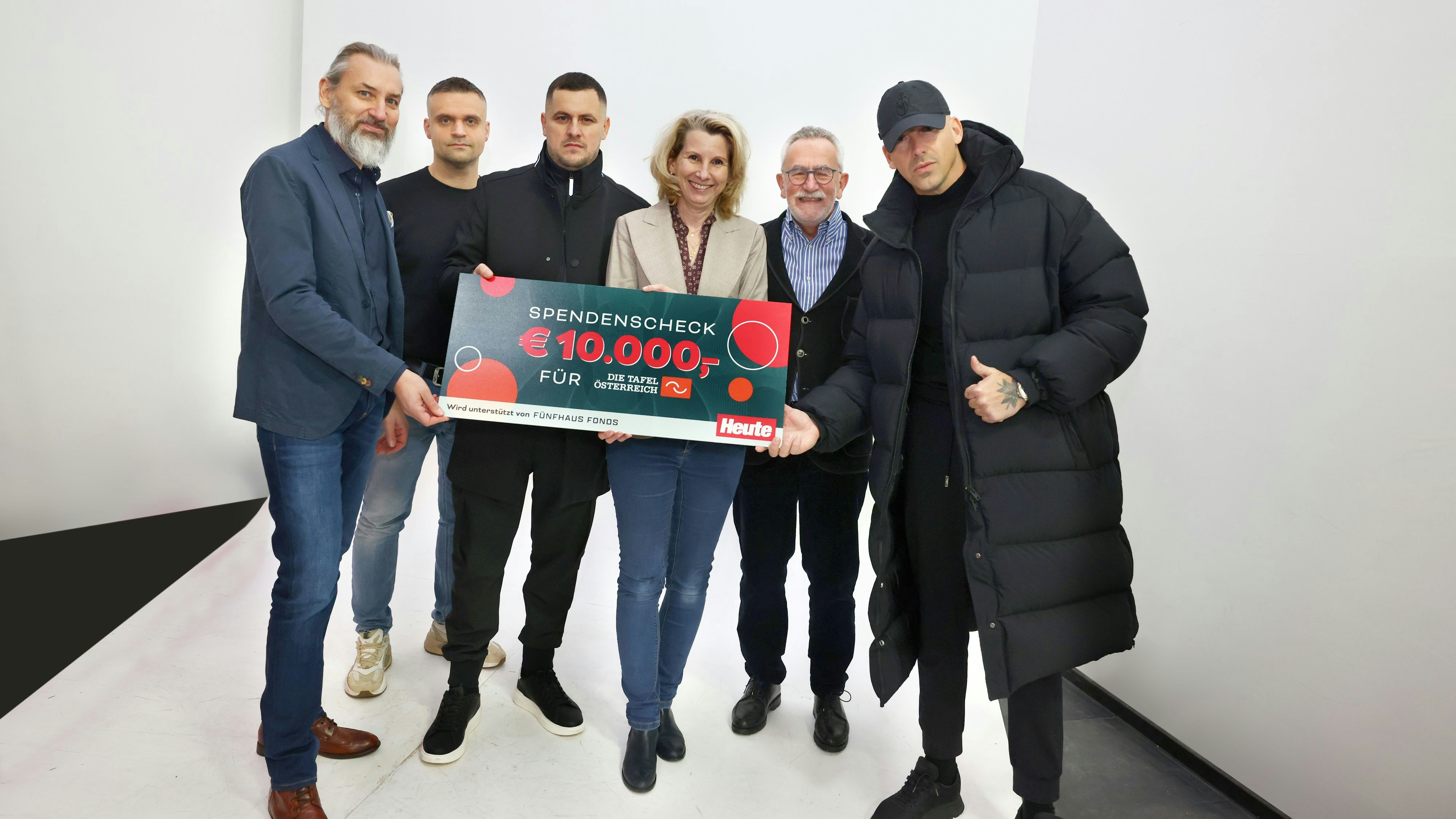 "Heute" und Raf Camora übergaben 10.000 Euro Scheck an Die Tafel Österreich.