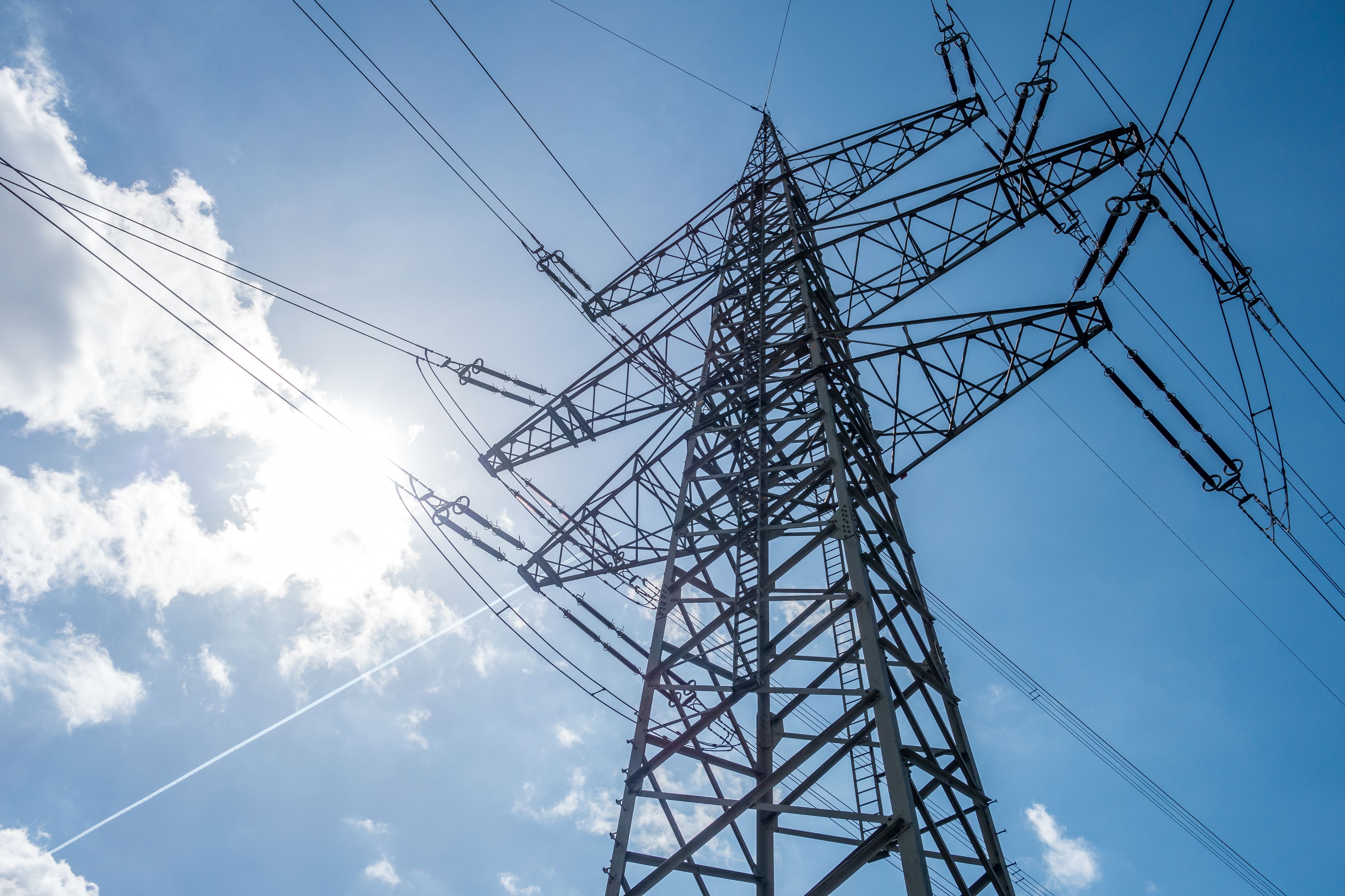 Die Volatilität von Sonne- und Windenergie stellt auch die Stromnetze vor große Herausforderungen.