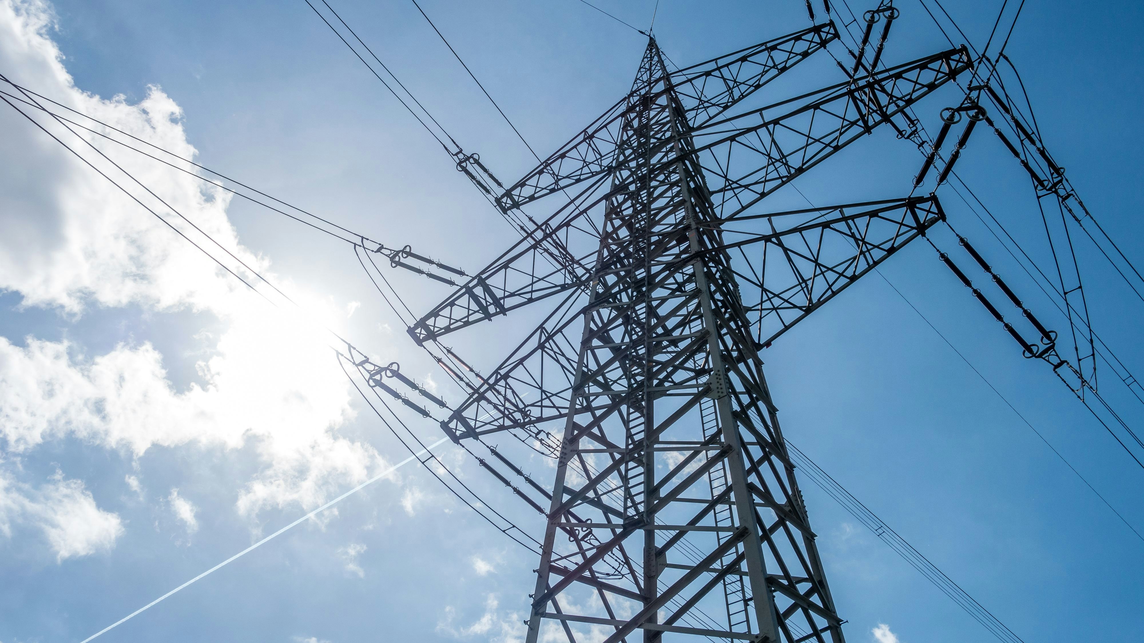 Die Volatilität von Sonne- und Windenergie stellt auch die Stromnetze vor große Herausforderungen.