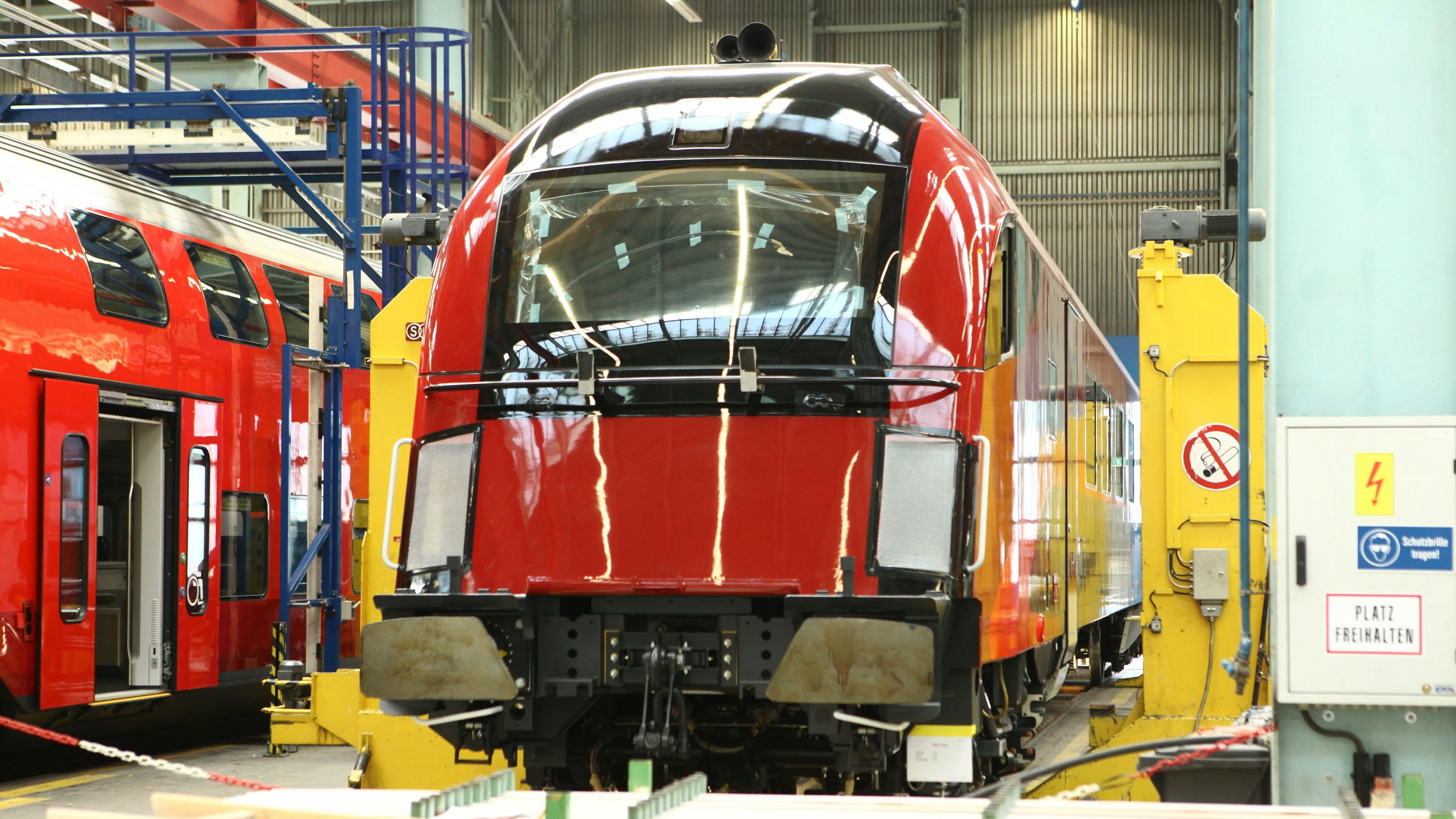 Download von www.picturedesk.com am 19.12.2023 (20:48).  SIEMENS ÖSTERREICH Feature, Montagehalle am Gelände der Siemens AG Austria in Wien (www.siemens.at), Nahverkehr, Railjet, Rohbau, Fertigung, Schienenfahrzeuge, innen - 20110224_PD6749 - Rechteinfo: Rights Managed (RM)