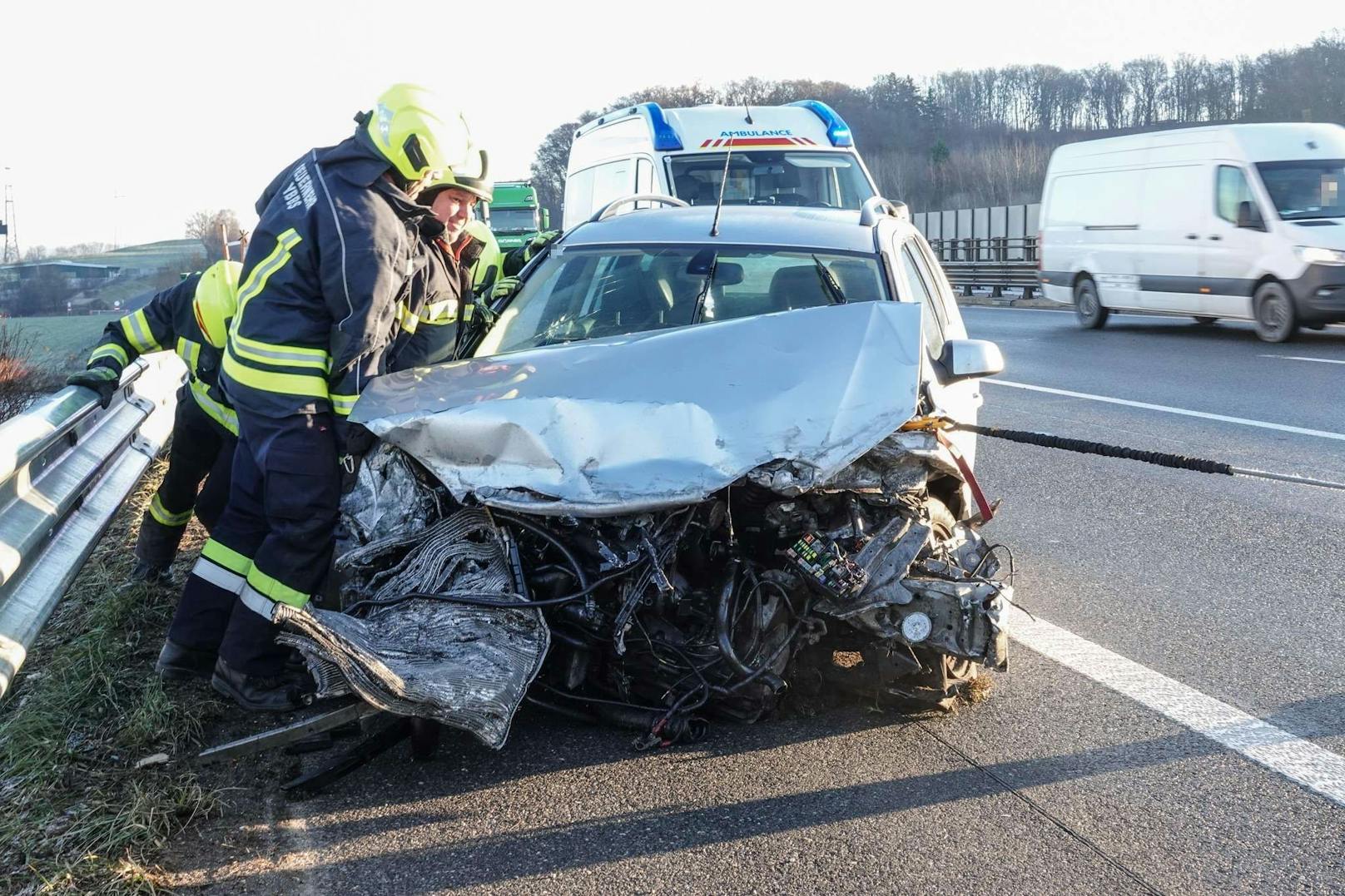 Der Pkw mit 5 Insassen krachte gegen die Leitschiene.